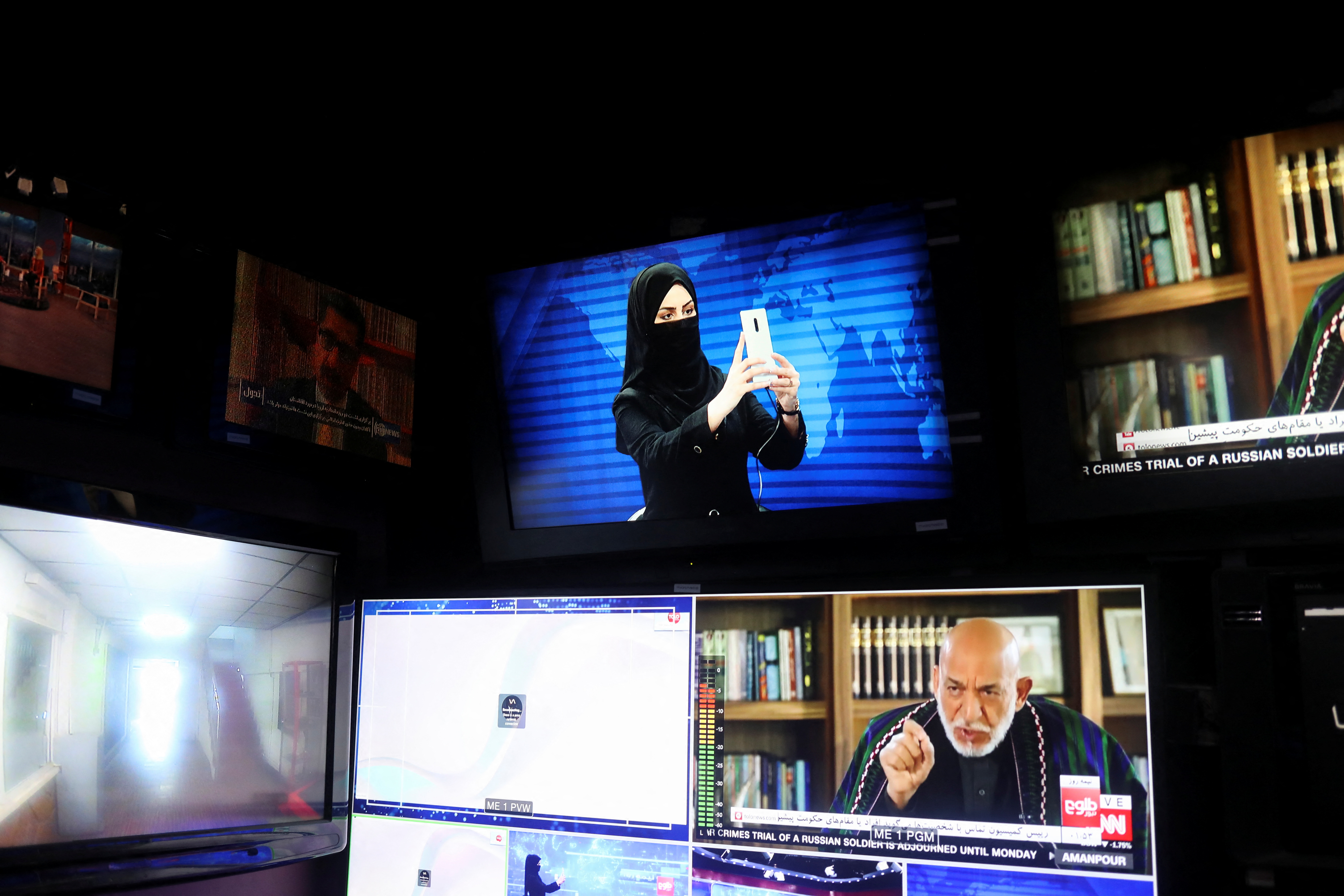 Una presentadora de Tolo News, Khatereh Ahmadi, se toma un selfie en una sala de prensa mientras se cubre la cara en el canal de televisión Tolo en Kabul, Afganistán, el 22 de mayo de 2022 (REUTERS/Ali Khara)