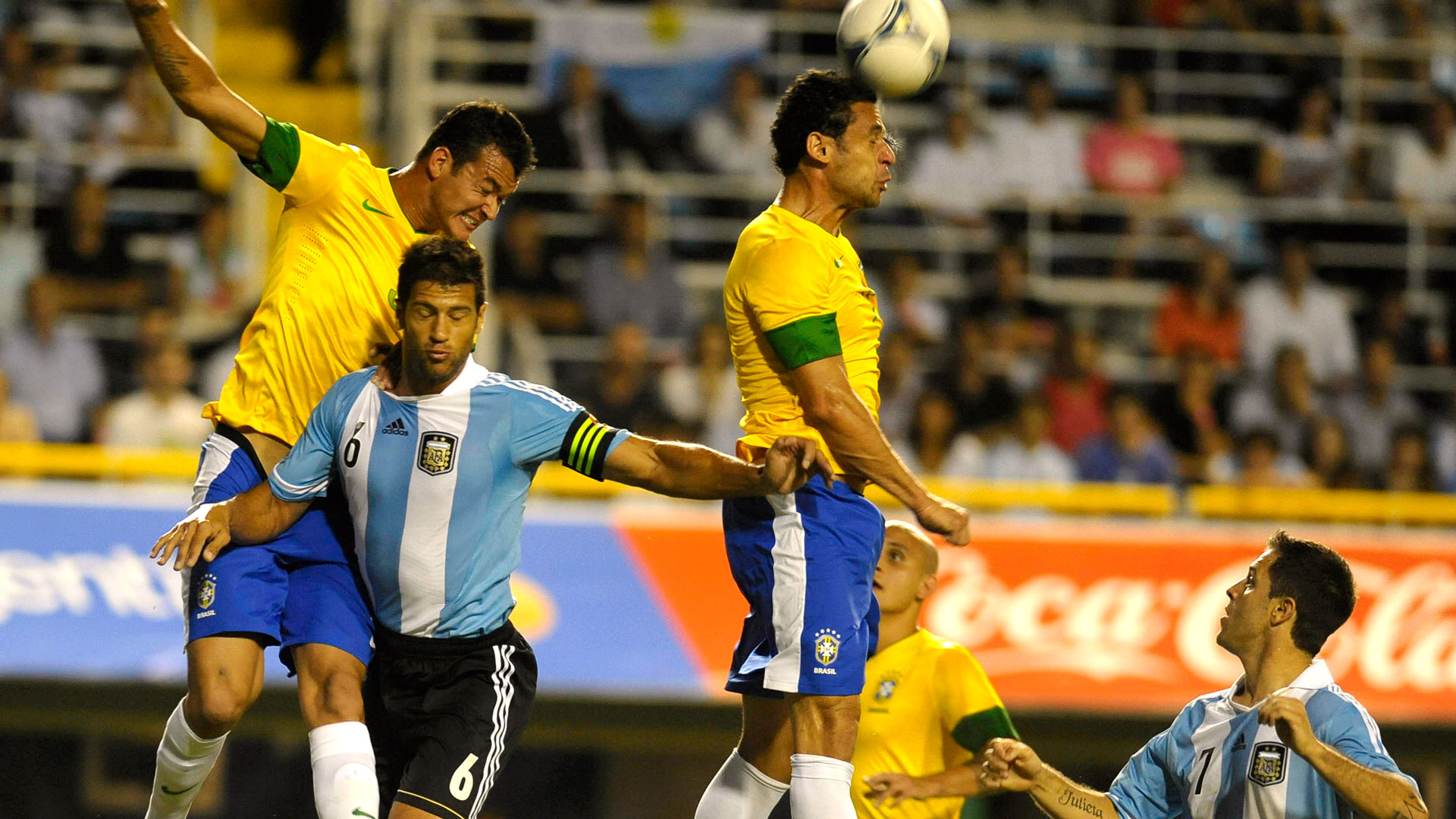 Domínguez, con la casaca de la Selección, en un Argentina-Brasil de 2012 (Foto Baires)