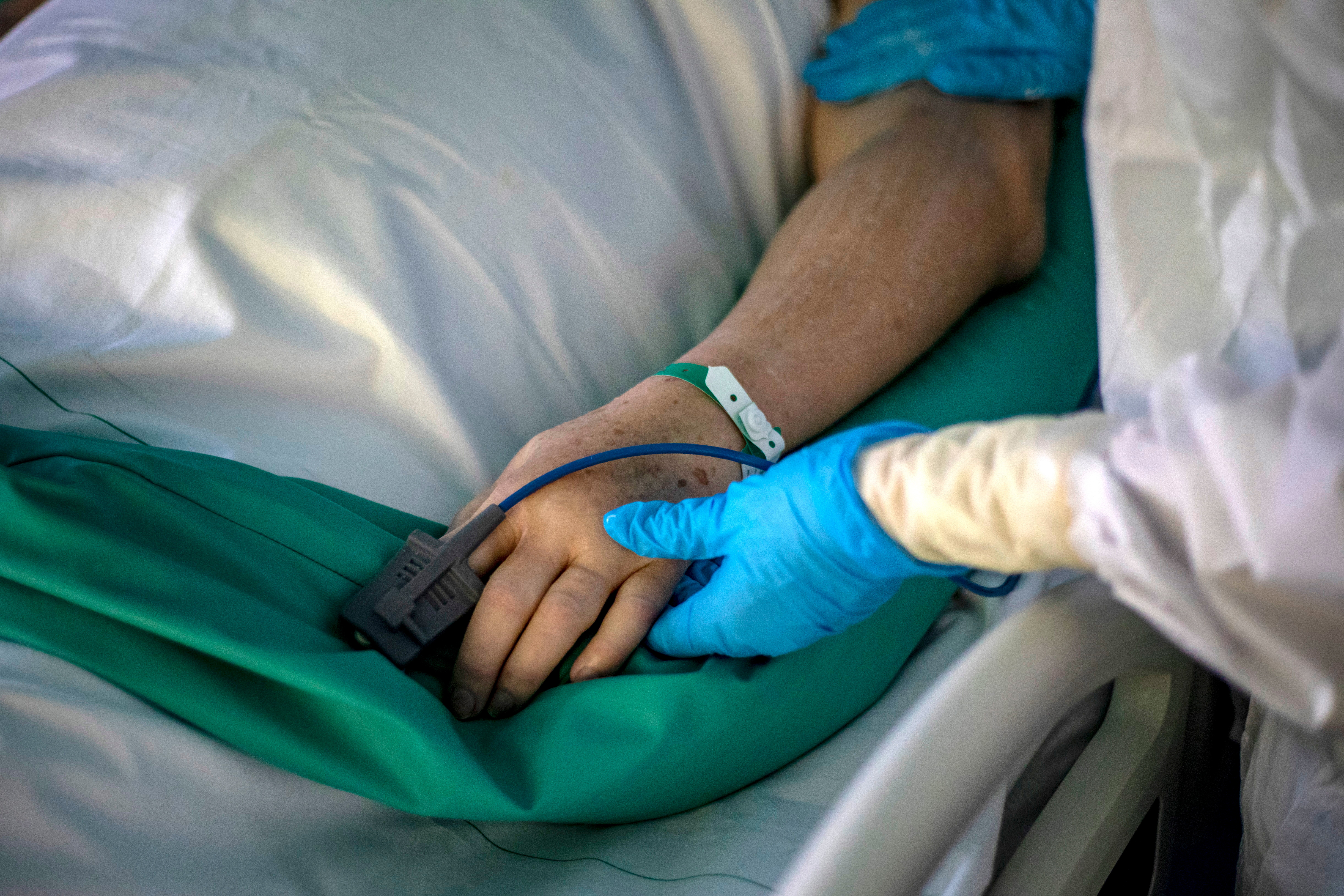 Un paciente recibe un tratamiento de muerte asistida. Imagen de archivo. EFE/Martin Divisek/
