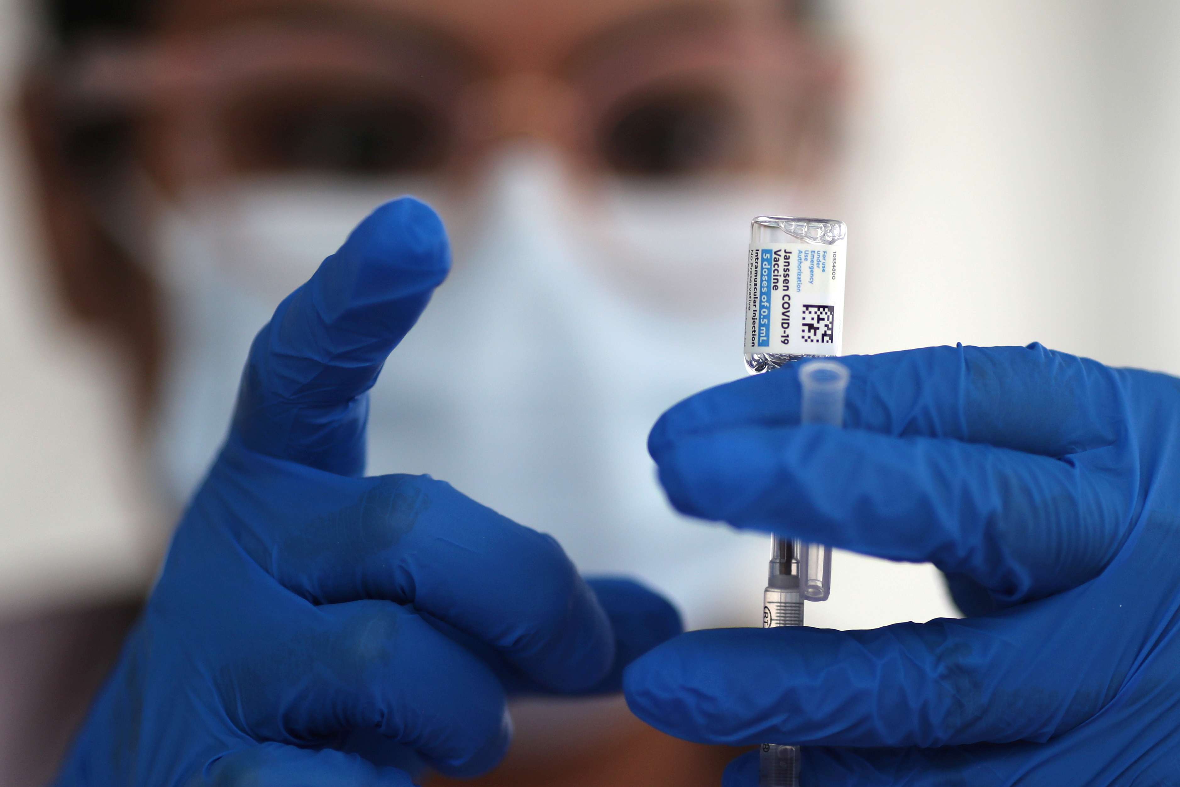 Una enfermera extrae de un vial de la vacuna contra la enfermedad del coronavirus (COVID-19) de Johnson & Johnson, en Los Ángeles, California, Estados Unidos, el 25 de marzo de 2021 (REUTERS)