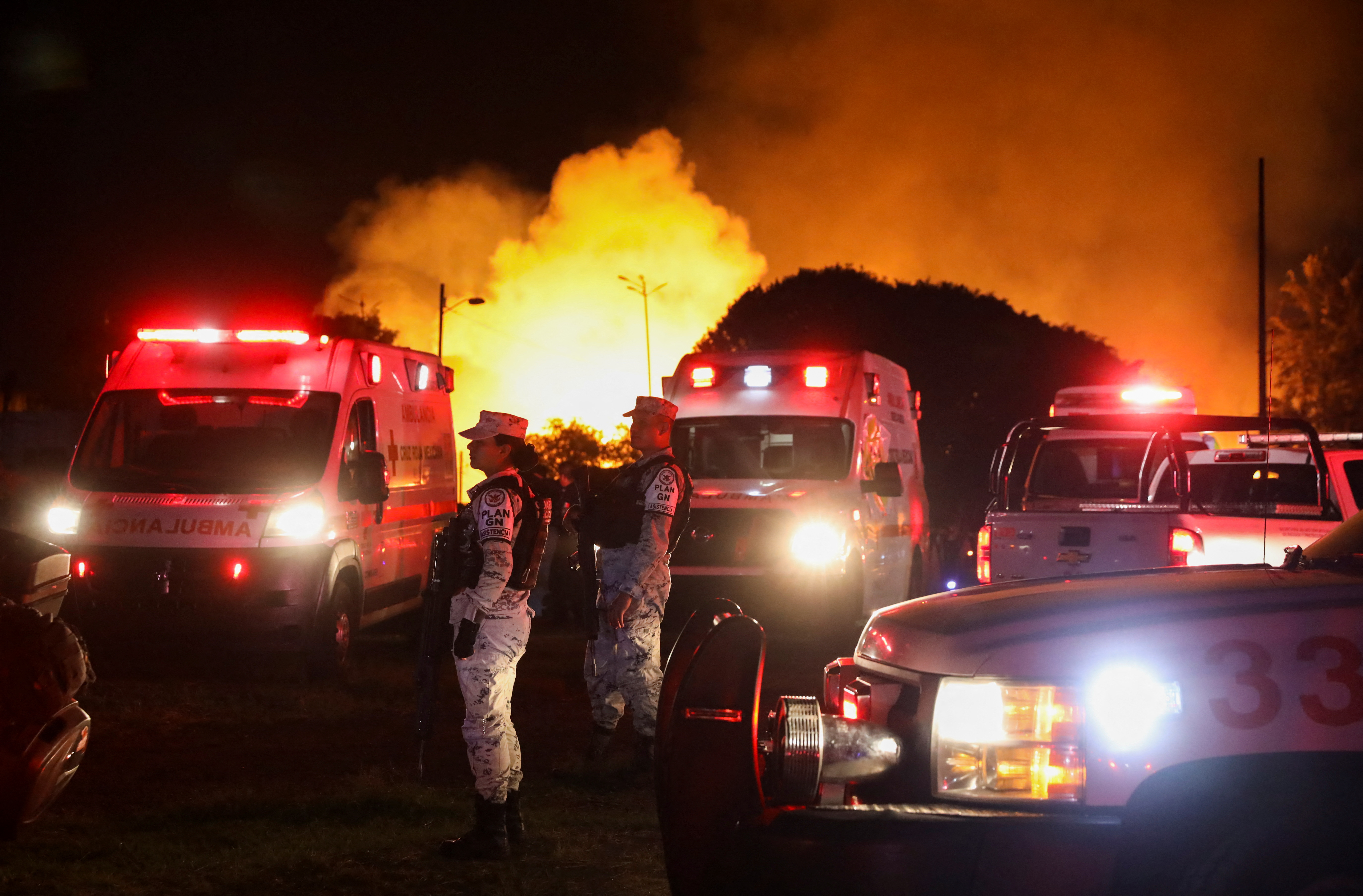 Equipos de emergencia permanecieron en la zona durante la noche del jueves y parte de la madrugada del viernes. REUTERS/Luis Cortes