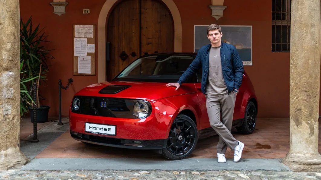 Max Verstappen posando con el Honda E Limited Edition, una pequeña y exclusiva producción de 50 unidades solo para Europa