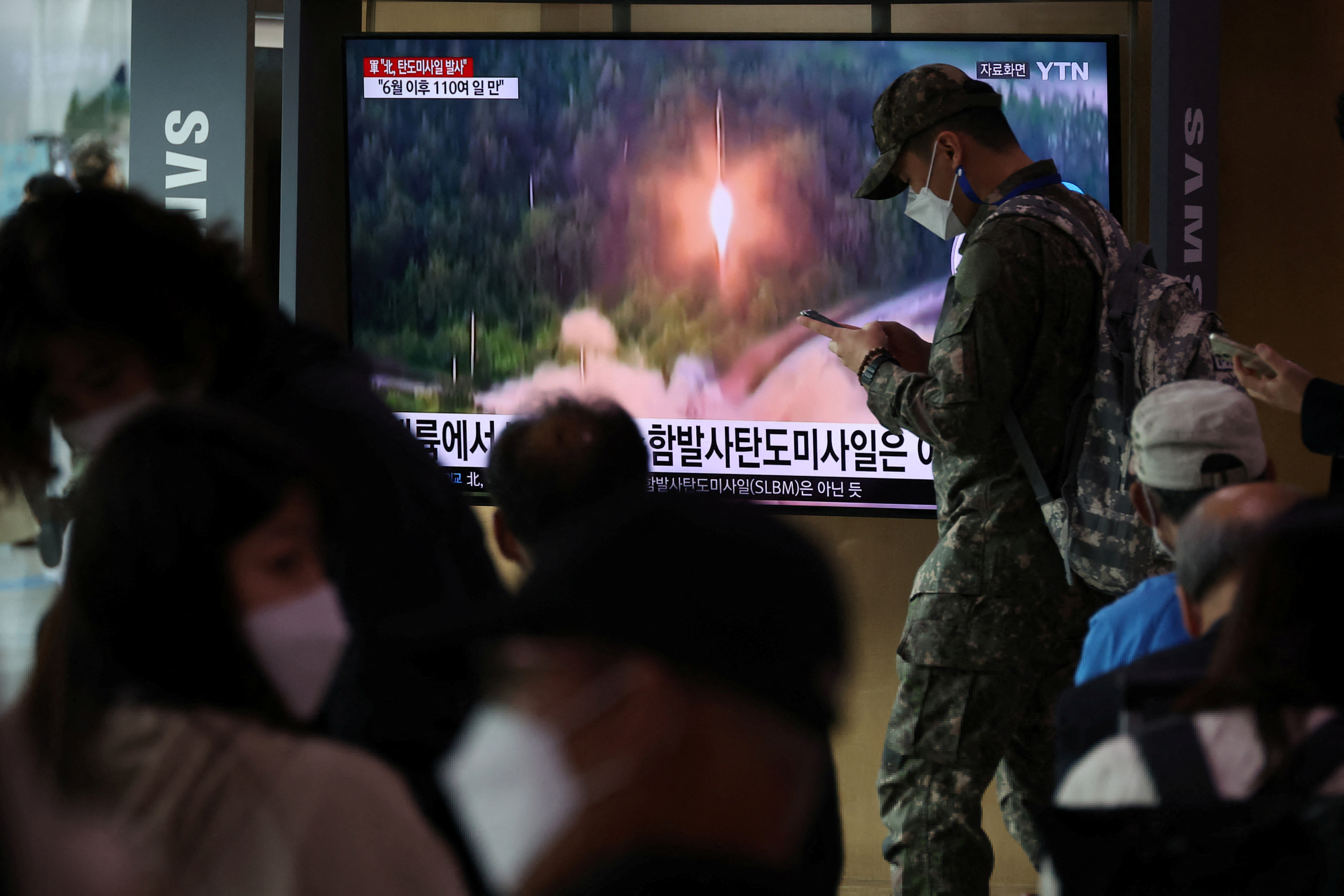 Un soldado surcoreano junto a una TV que muestra un lanzamiento de un misil norcoreano (REUTERS/Kim Hong-Ji)