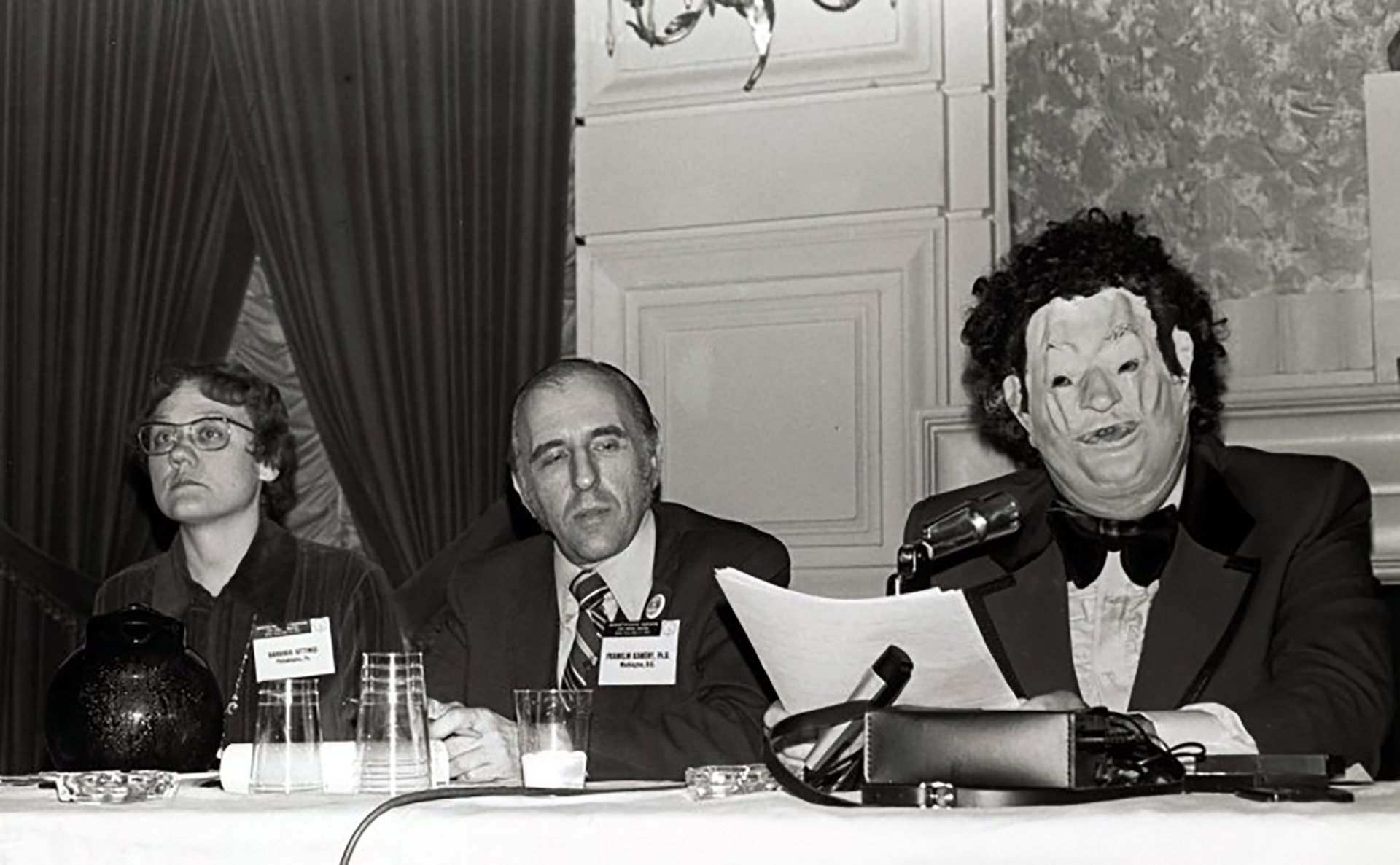 "Henry Anónimo" durante su discurso en la conferencia anual de la Asociación Estadounidense de Psiquiatría en 1972 (Kay Tobin New York Public Library)