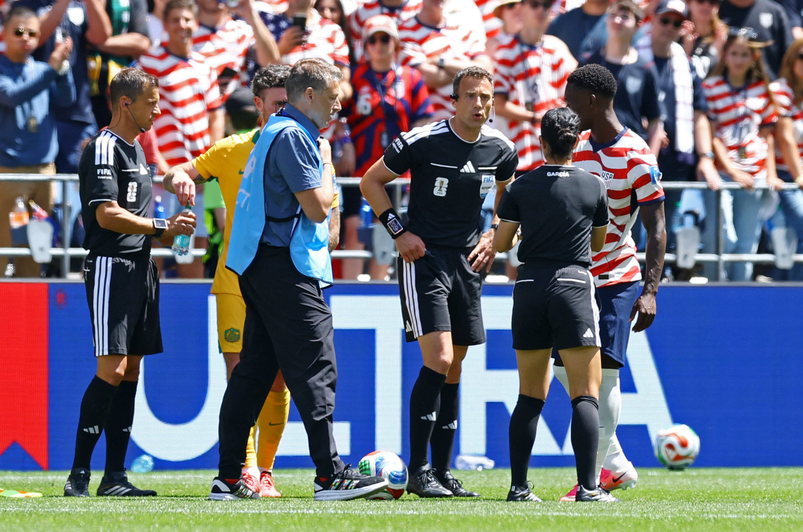 El misterioso "jugo de pepinillos" que tom&oacute; un &aacute;rbitro tras sufrir una lesi&oacute;n en pleno partido del Mundial