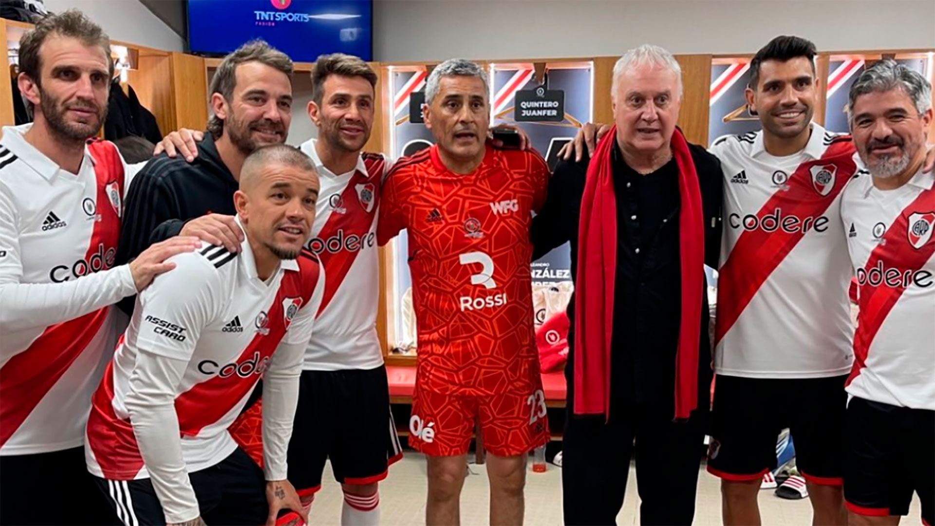 Ponzio lived a special night at the Monumental.  Here, with D'Alessandro, Peter Alfonso, Hernán Díaz, Beto Alonso, Augusto Fernández and Burrito Ortega 