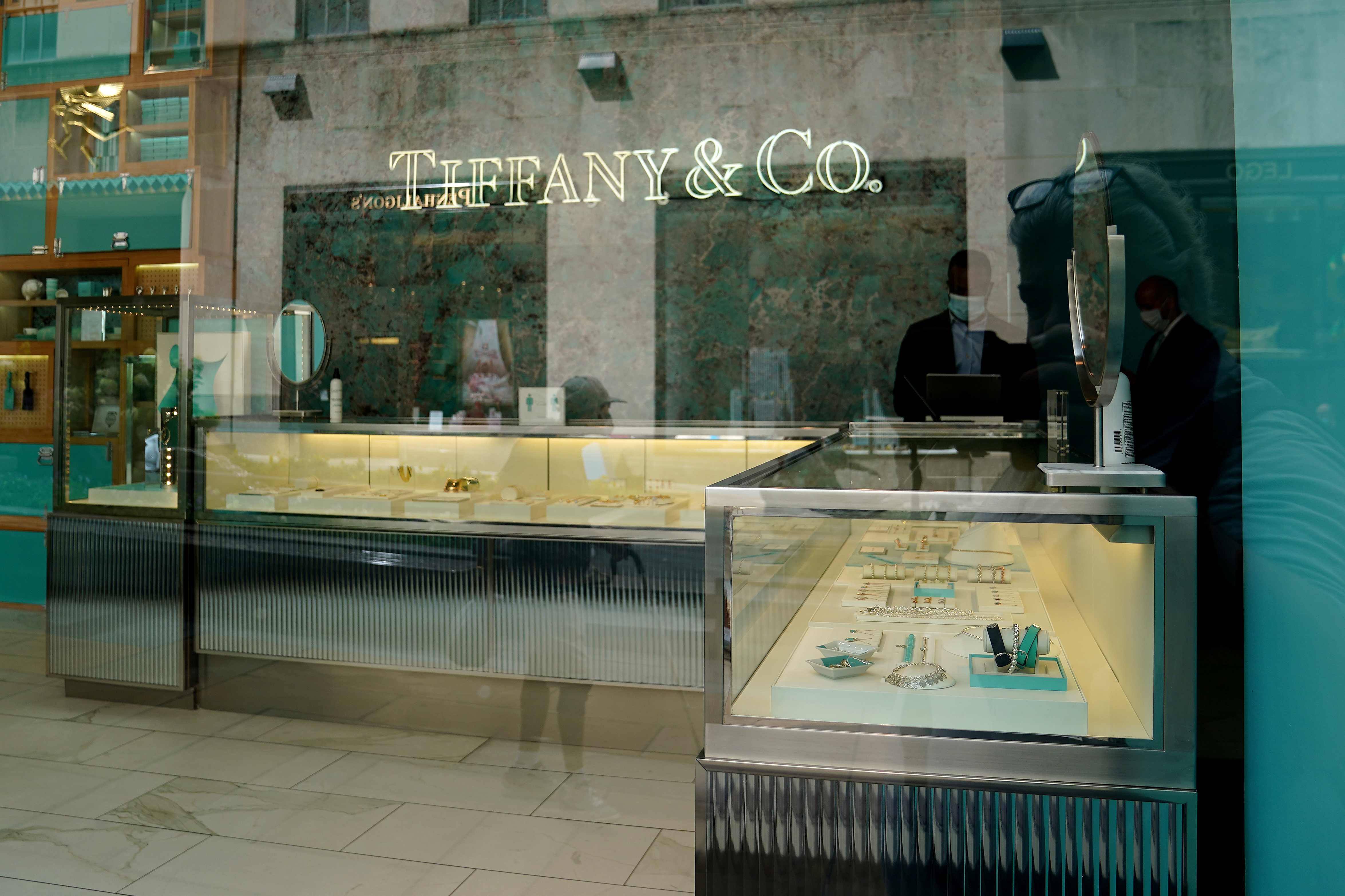 LVMH compró Tiffany & Co. el año pasado (REUTERS/Carlo Allegri/File Photo)
