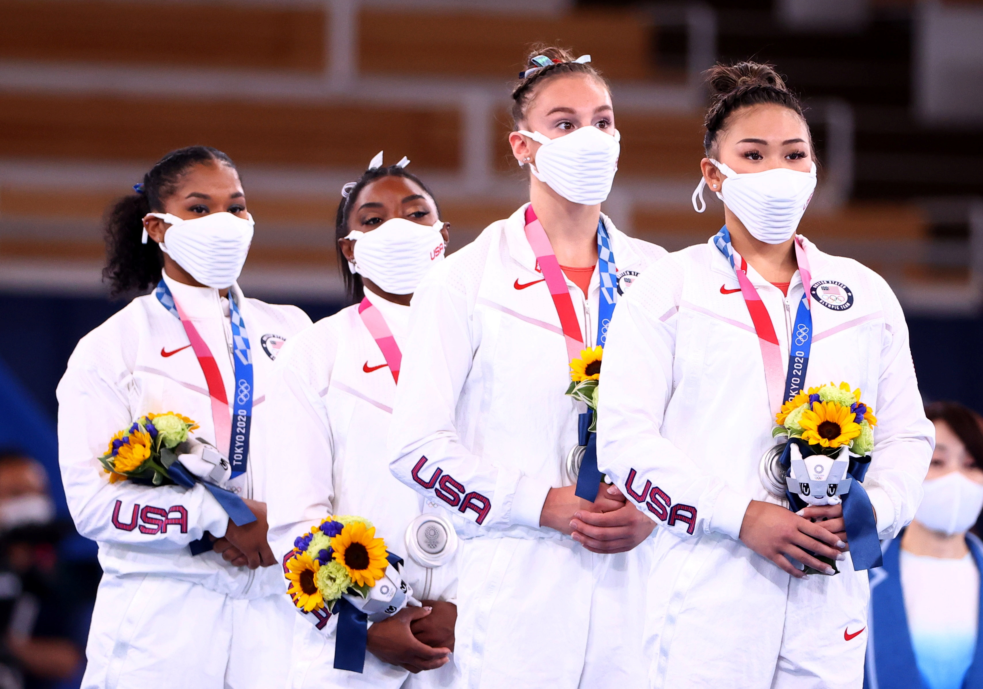 Biles junto al resto de sus compañeras de EEUU tras la medalla de plata obtenida en la prueba por equipos (REUTERS/Lindsey Wasson)