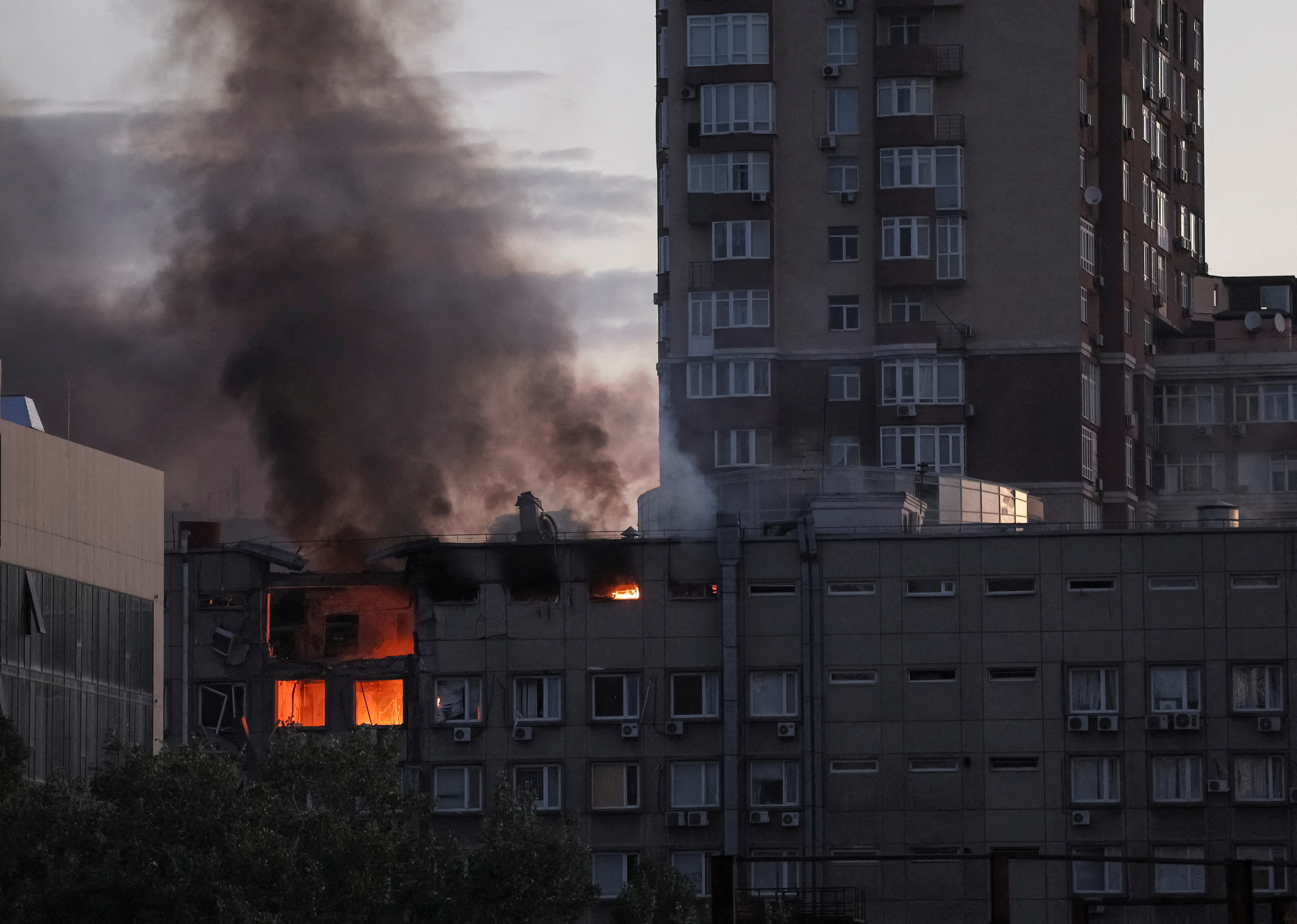 Un edificio en llamas tras el ataque ruso (REUTERS/Gleb Garanich)