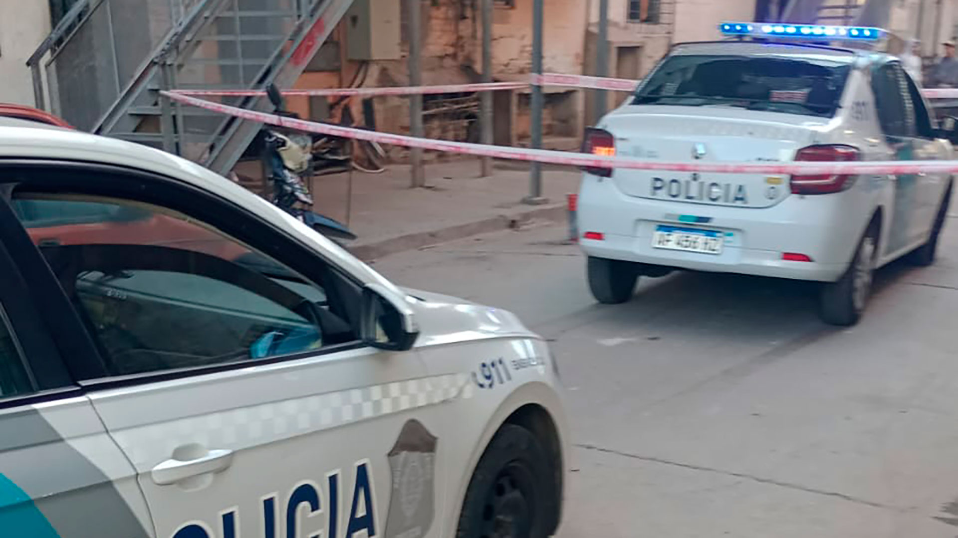 Un delincuente se tiroteó con la Policía en La Matanza y robó el patrullero para escapar