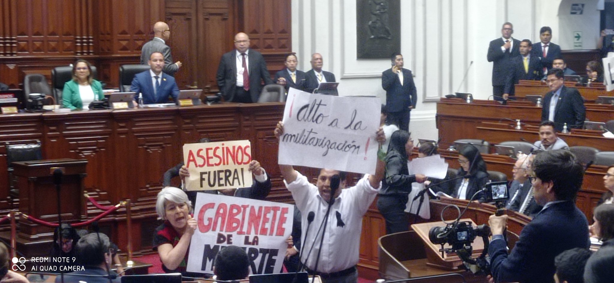 Protestas dentro del Congreso durante sesión por el voto de confianza.