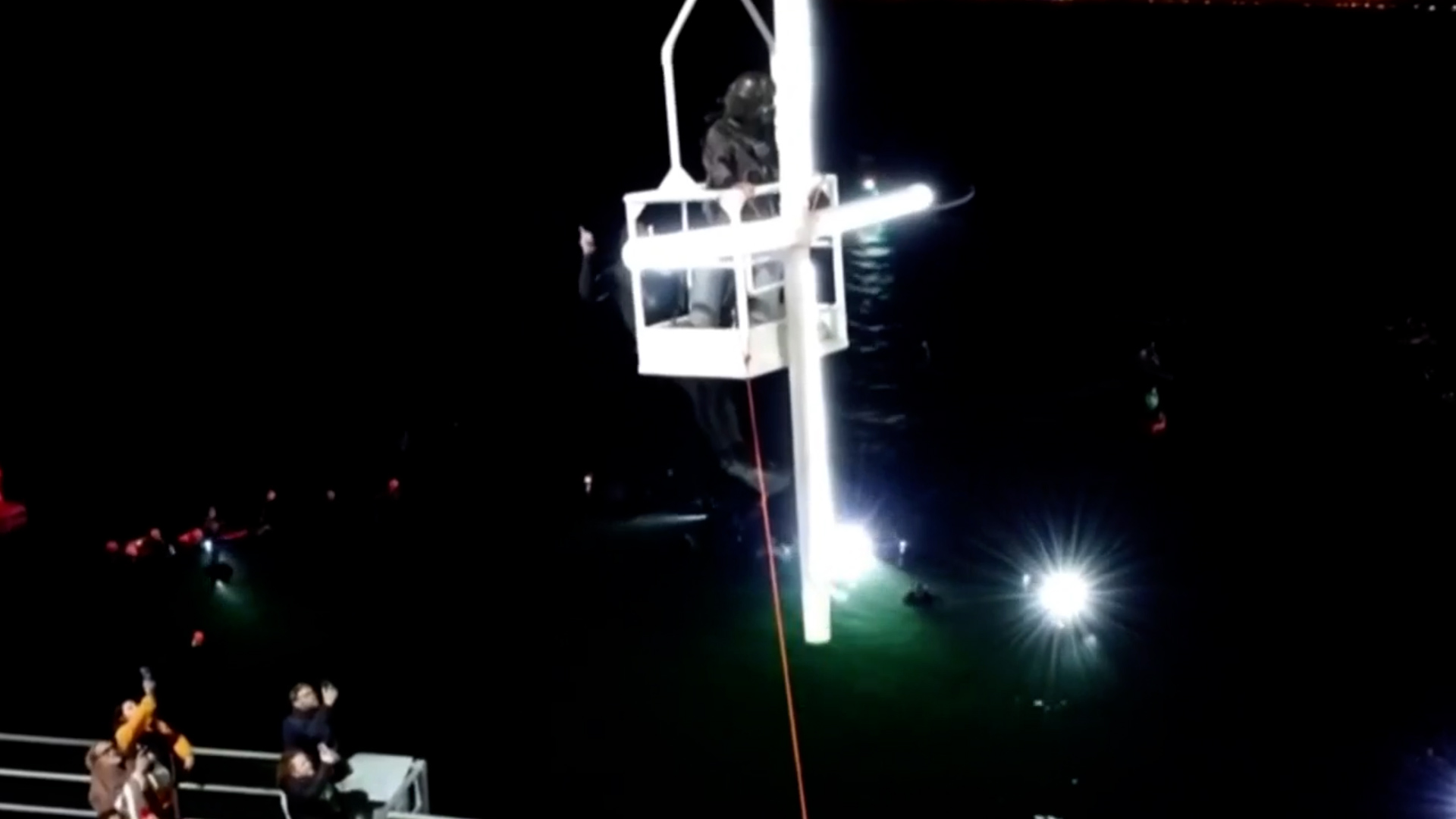 Una grúa elevó a la enorme estructura. 