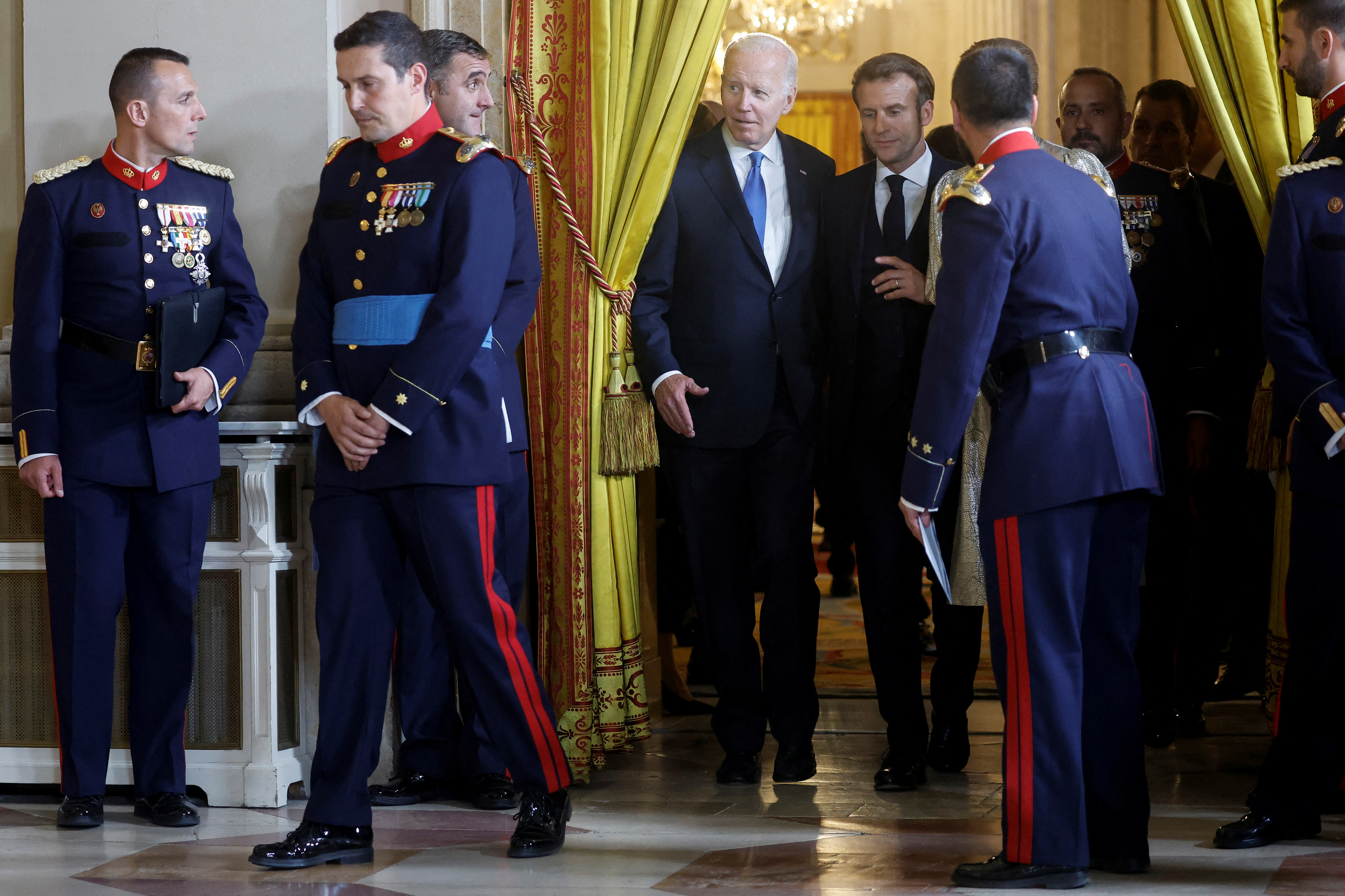 Biden y Macron llegan a una cena de gala en Madrid (REUTERS/Jonathan Ernst)