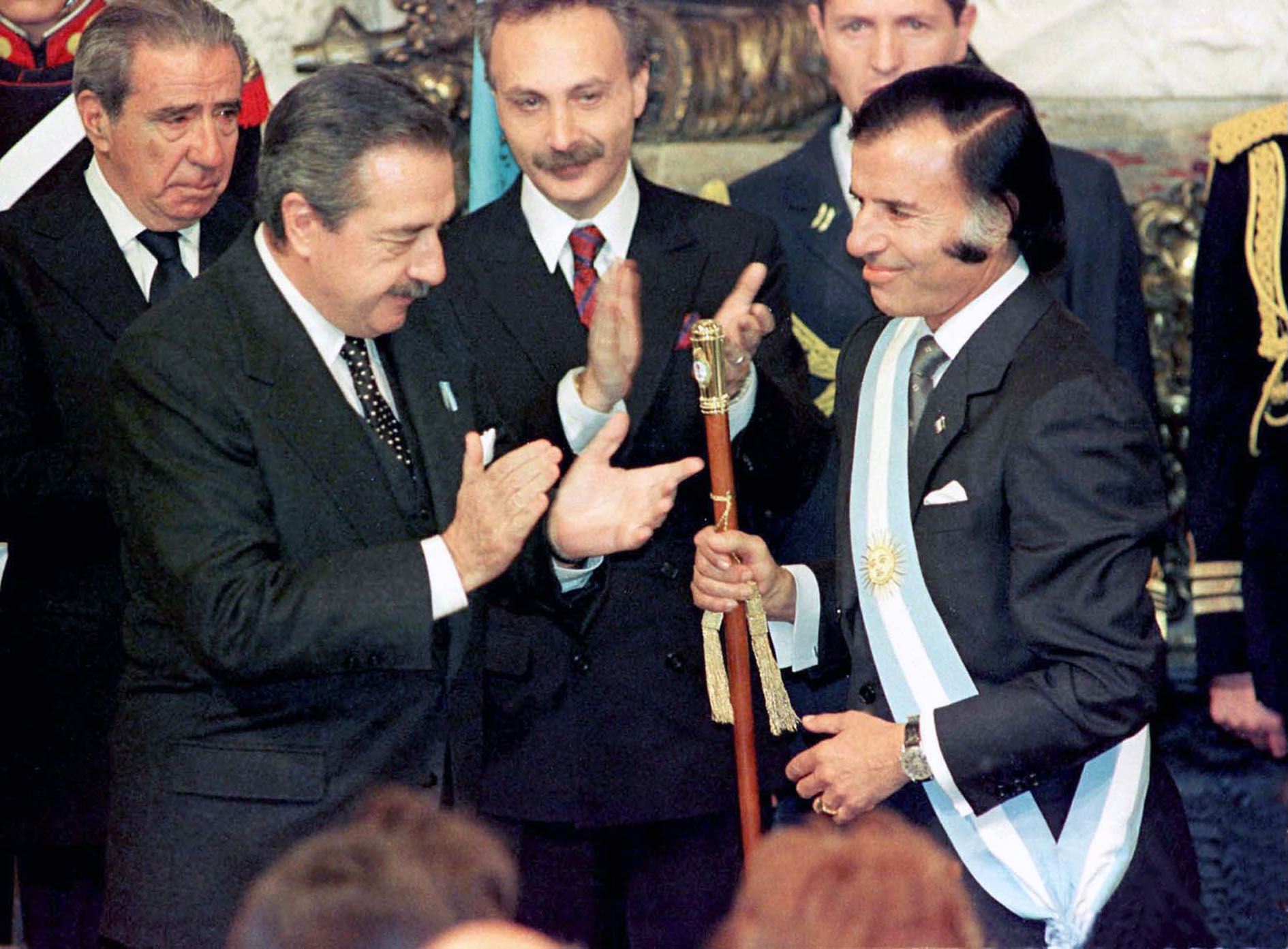 Raúl Alfonsín, entregando el mando a Carlos Menem en 1989 (NA)
