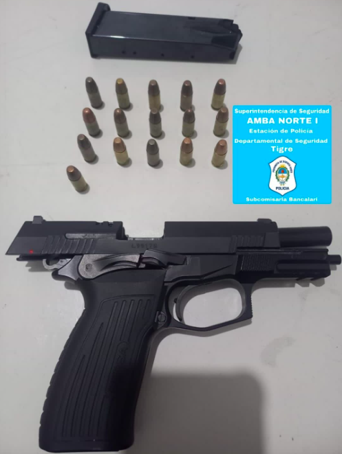 La pistola Bersa calibre 9 milímetros que le secuestraron