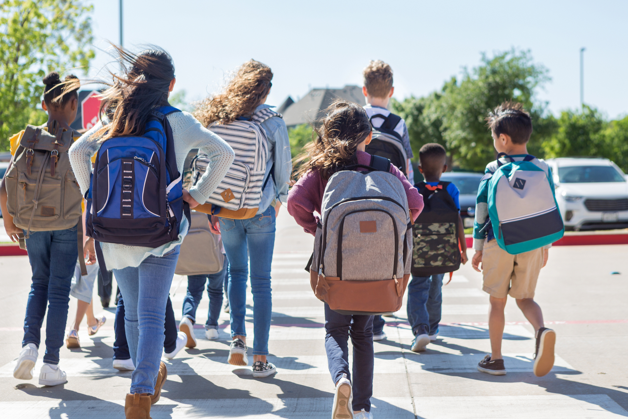 Expertos advierten sobre los problemas posturales generados por el excesivo peso en las mochilas escolares (Getty Images)