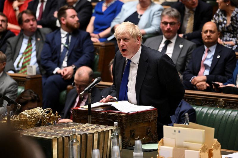 El primer ministro británico Boris Johnson habla durante las preguntas al primer ministro en la Cámara de los Comunes en Londres, Gran Bretaña. 6 de julio de 2022.  (Parlamento del Reino Unido/Jessica Taylor/vía REUTERS)