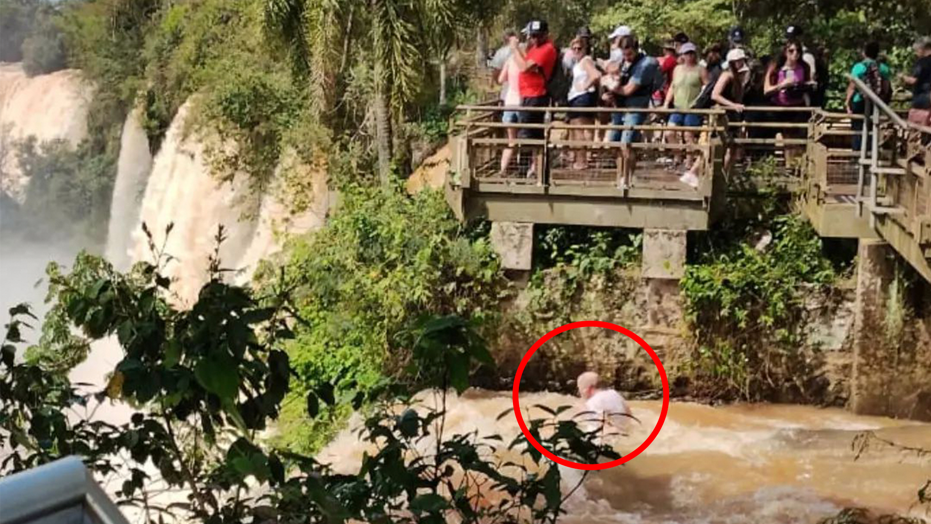 La foto que trascendió sobre el hombre que cayó al vacío en el salto Bosetti, una de las atracciones del Circuito Superior de las Cataratas del Iguazú. (Gentileza: Más Eldorado)