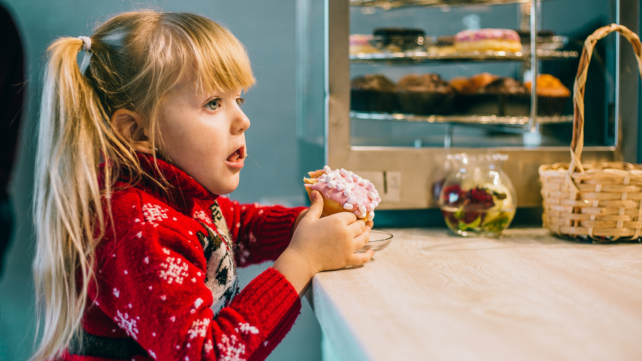 No está claro aún por qué el impuesto al azúcar podría afectar la prevalencia de la obesidad en niñas y niños de manera diferente, especialmente porque los niños son mayores consumidores de bebidas azucaradas
(Getty Images)
