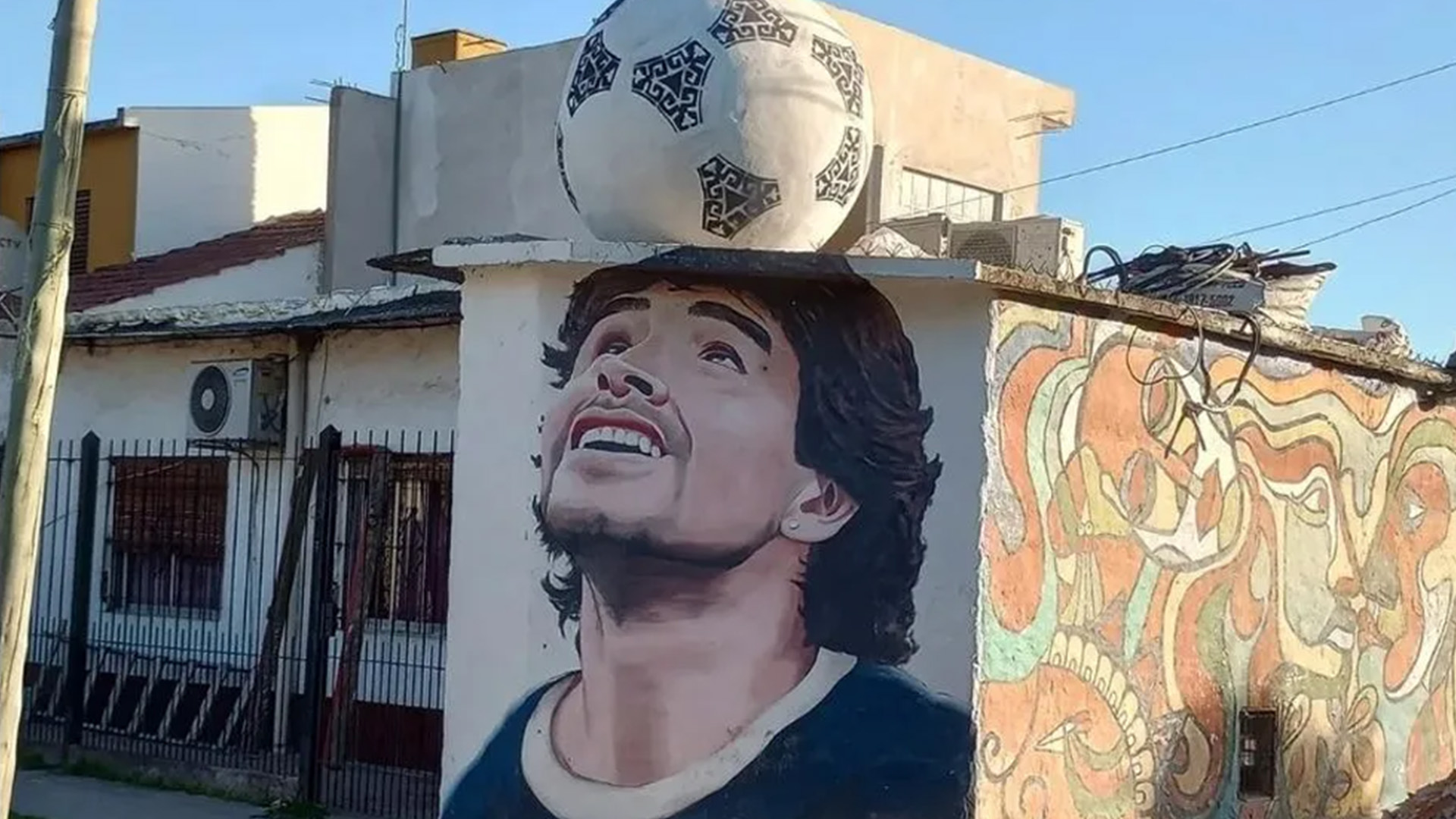 As Se Cre El Mural De Maradona Con La Pelota En D Que Es Uno De Los Tesoros Ocultos Del