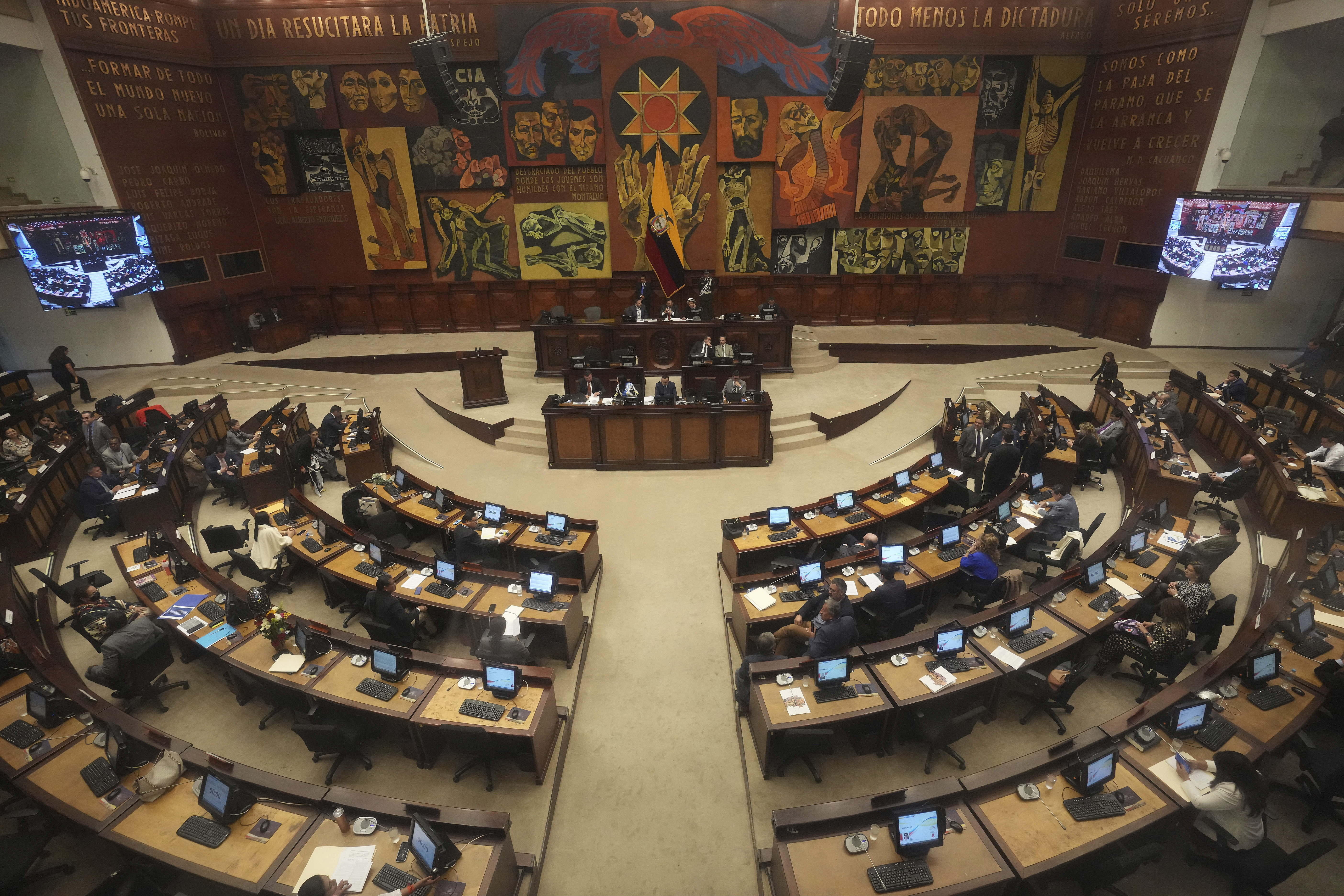 Presentaron una demanda de inconstitucionalidad contra la disolución del Parlamento en Ecuador