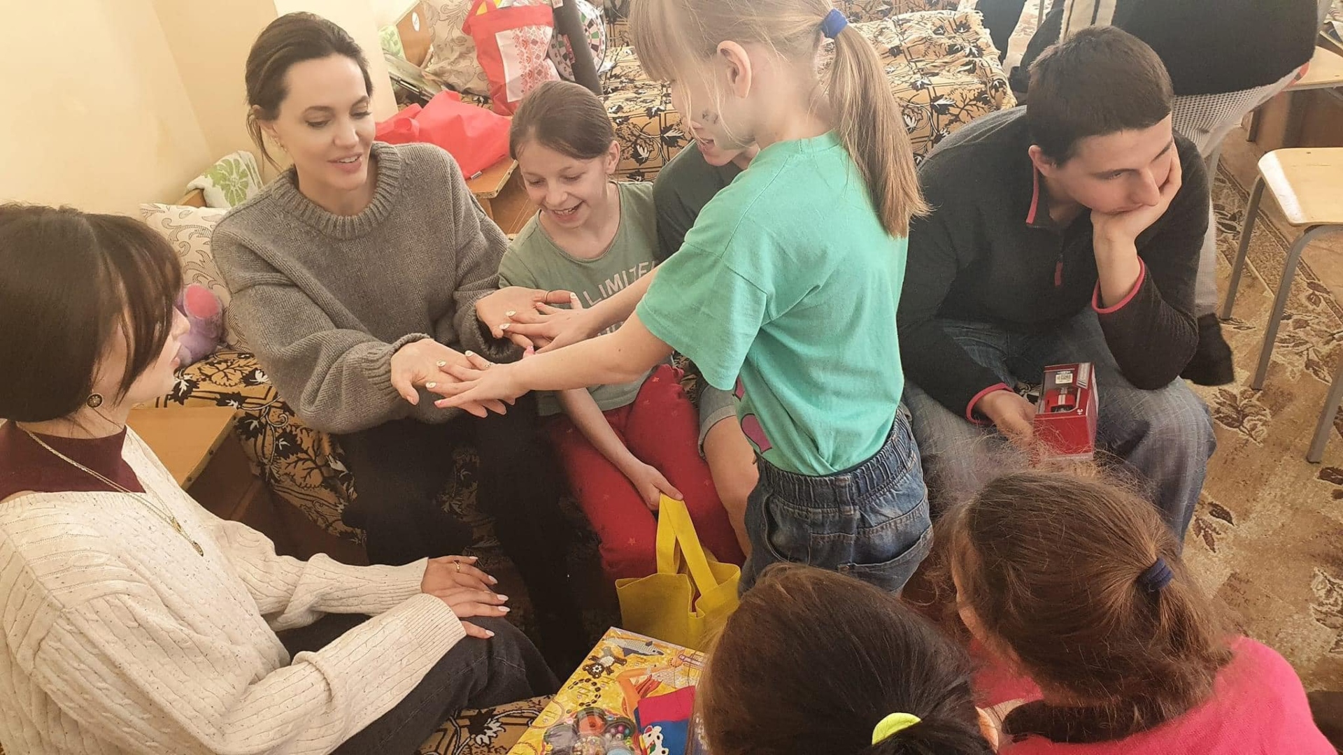 Angelina Jolie, fue parte de un recorrido por diversos refugios en Lviv, ciudad de Ucrania

(Foto: Ayuntamiento de Borislav)