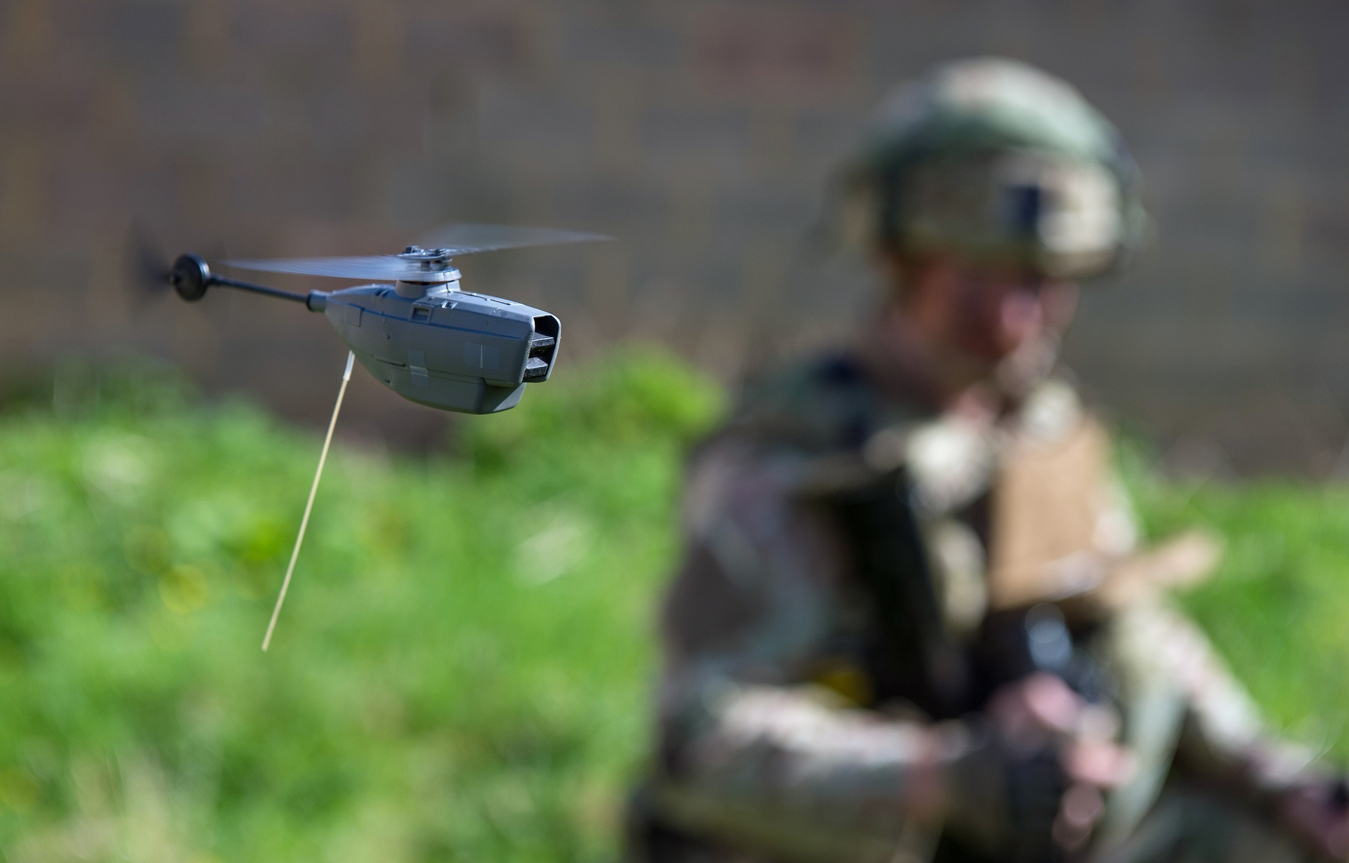 El microdrone, con la antena desplegada para el envío de imágenes