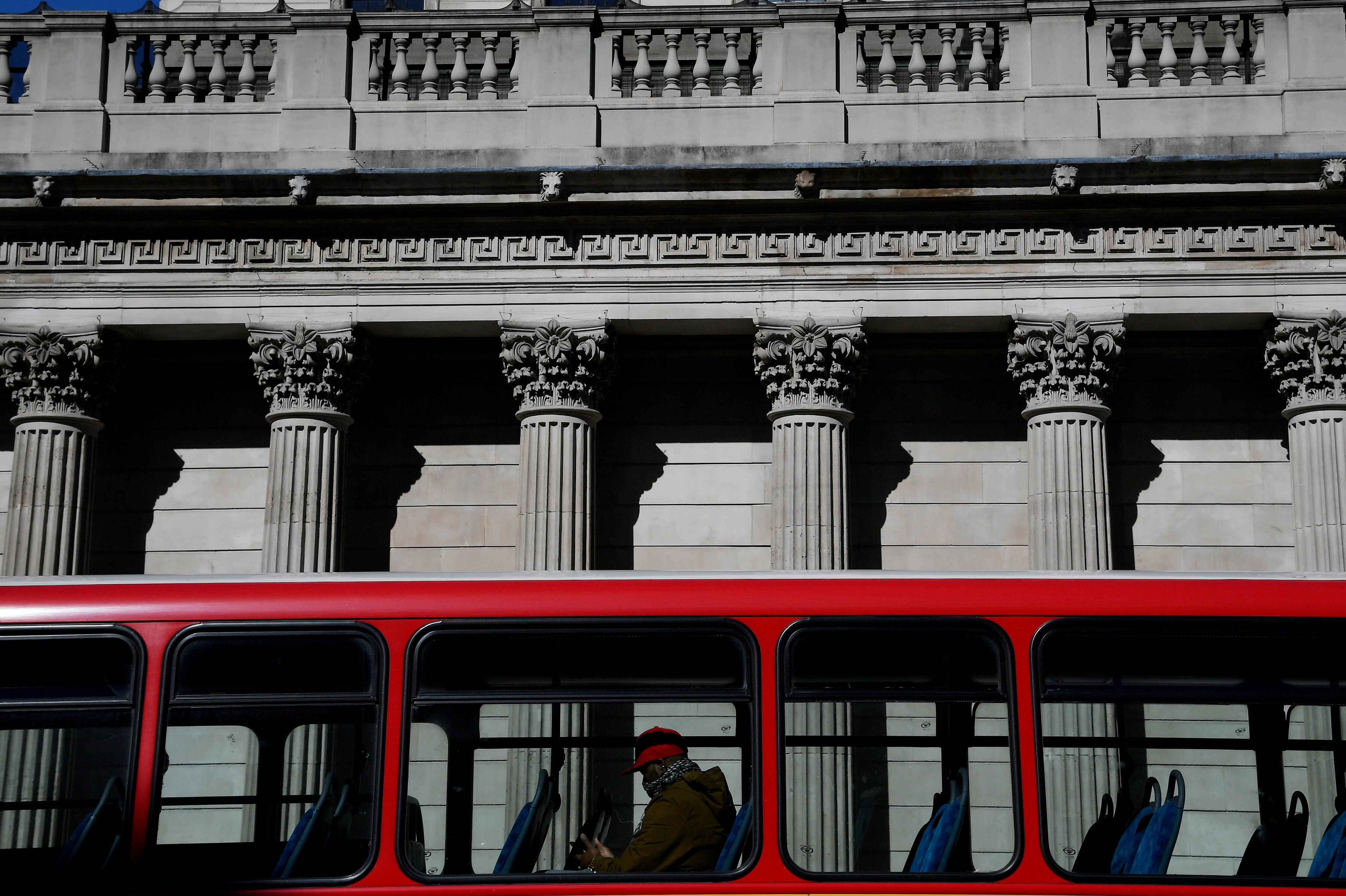 FOTO DE ARCHIVO: Un autobús pasa por el Banco de Inglaterra al comienzo de la pandemia, en Londres, Gran Bretaña, el 23 de marzo de 2020. REUTERS/Toby Melville