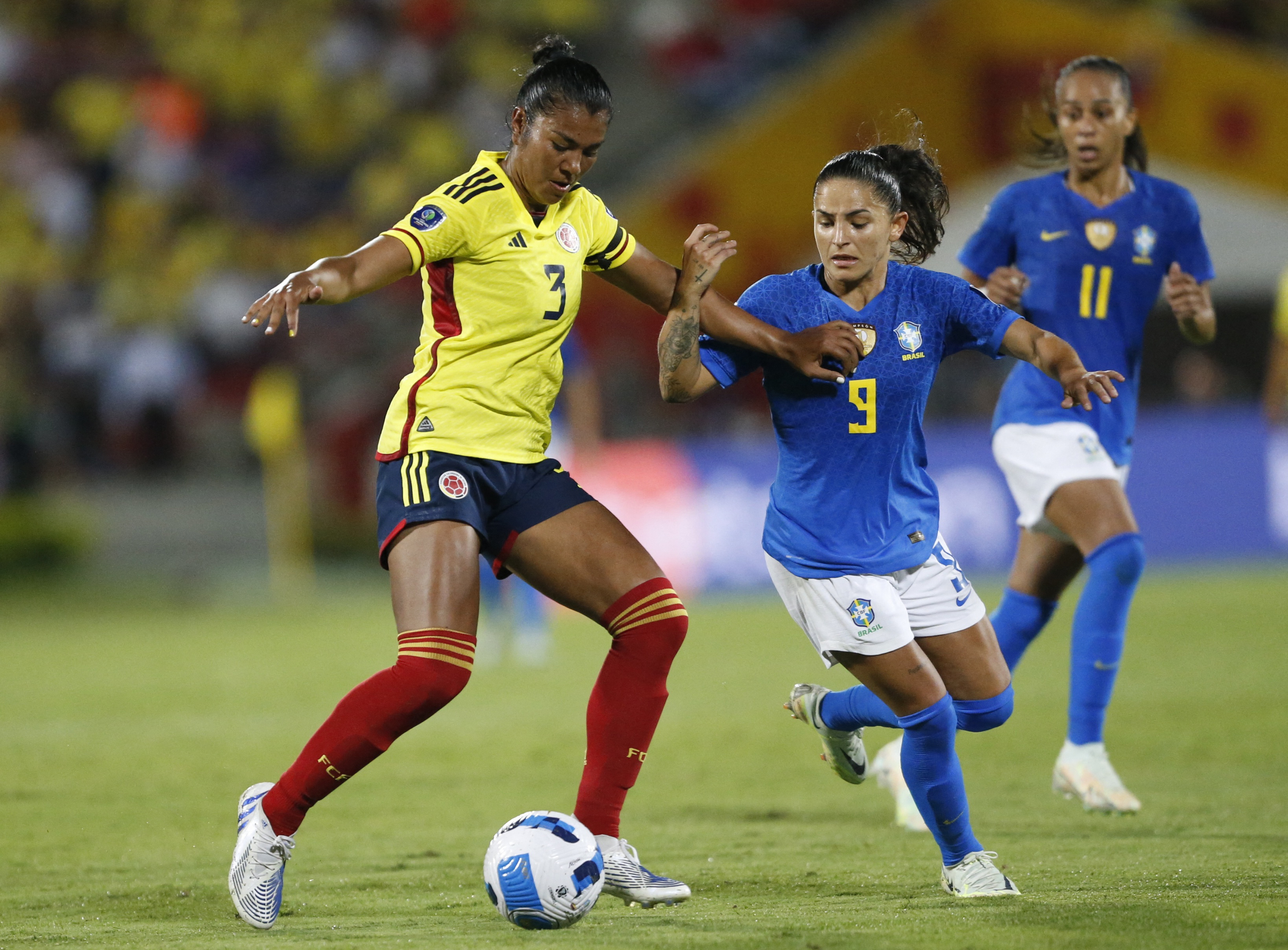 Soccer Football - Women's Copa America - Final - Colombia v Brazil - Estadio Alfonso Lopez, Bucaramanga, Colombia - July 30, 2022 Colombia's Daniela Arias in action with Brazil's Debinha REUTERS/Mariana Greif