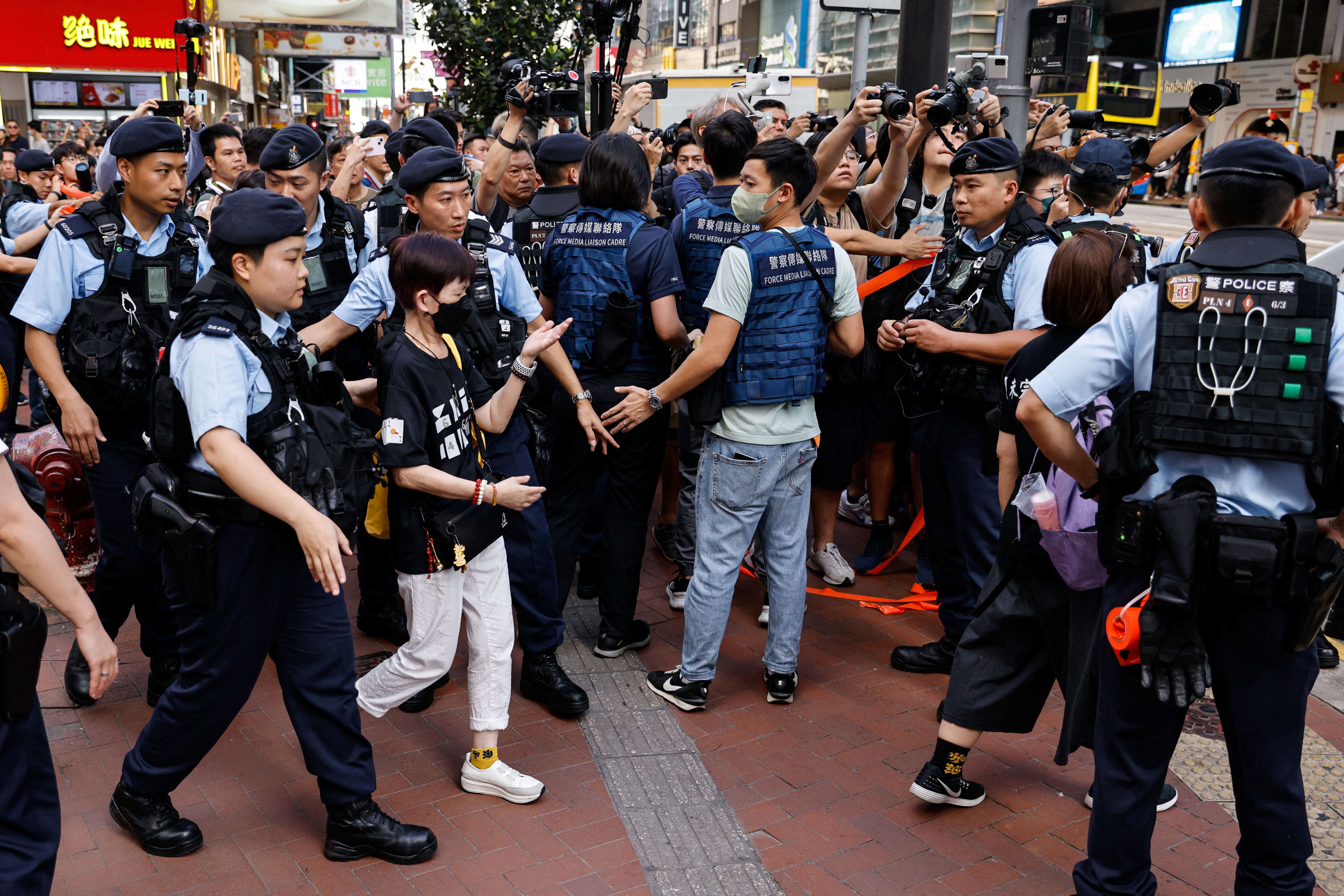 La policía detuvo a varias personas en el centro de la ciudad en el 34º aniversario de la represión de Pekín en 1989 en la plaza de Tiananmen, cerca de donde suele celebrarse la vigilia con velas, en Hong Kong, China, el 4 de junio de 2023. REUTERS/Tyrone Siu