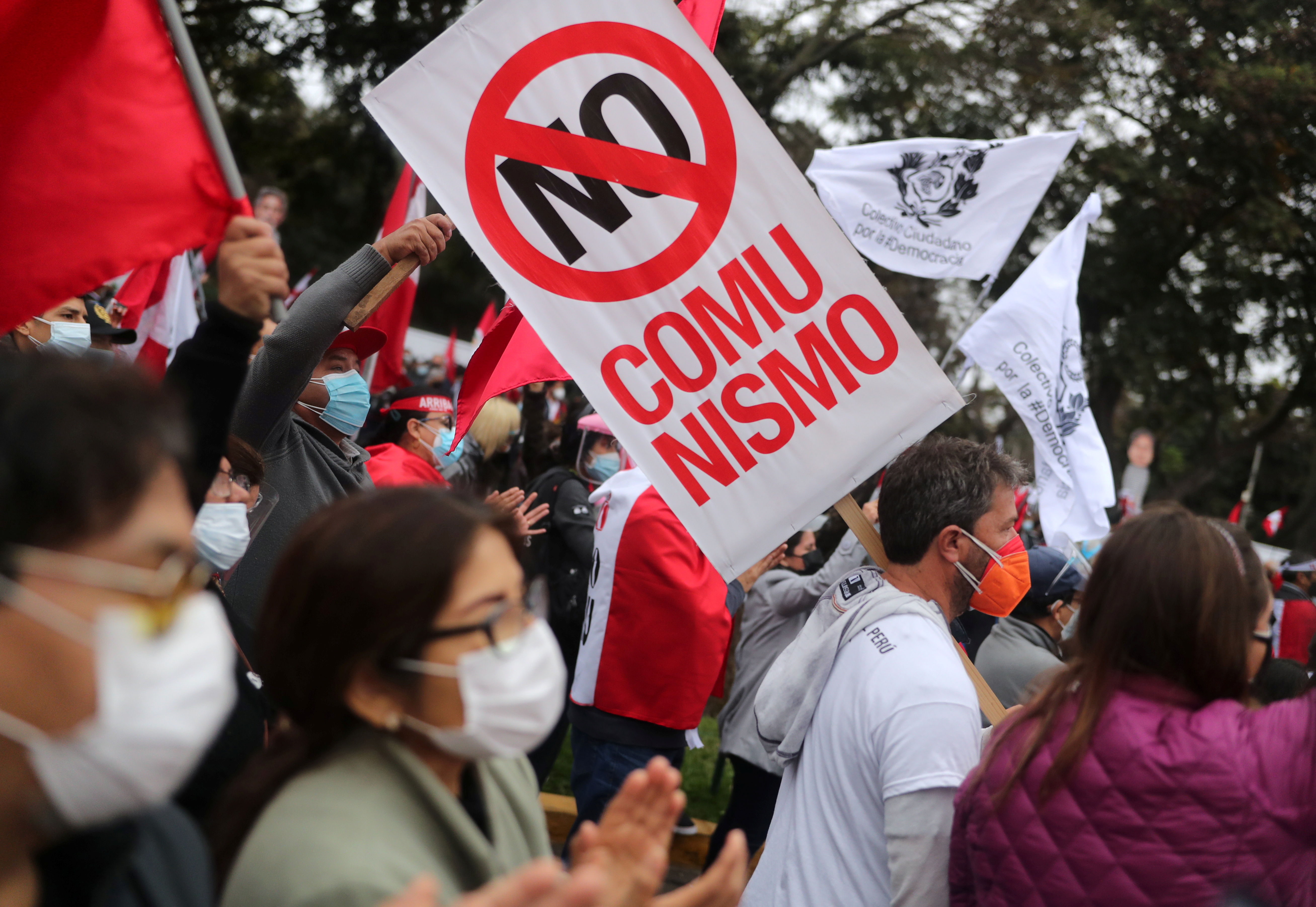 Un grupo de personas participa en una protesta contra el comunismo y el nuevo gobierno de Pedro Castillo. | Reuters: Sebastian Castaneda