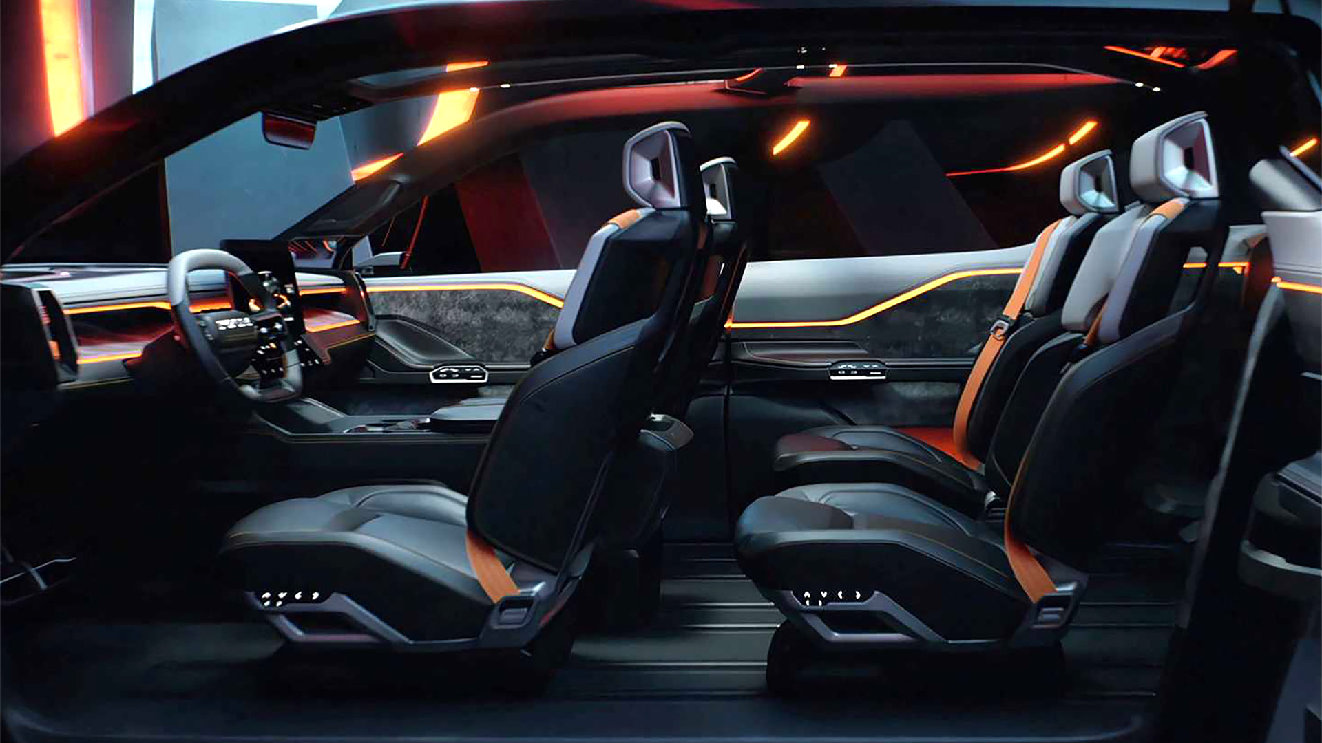 Puertas guillotina y cuatro butacas independientes en el interior. Detrás una tercera fila que puede desmontarse o convertirse en cama