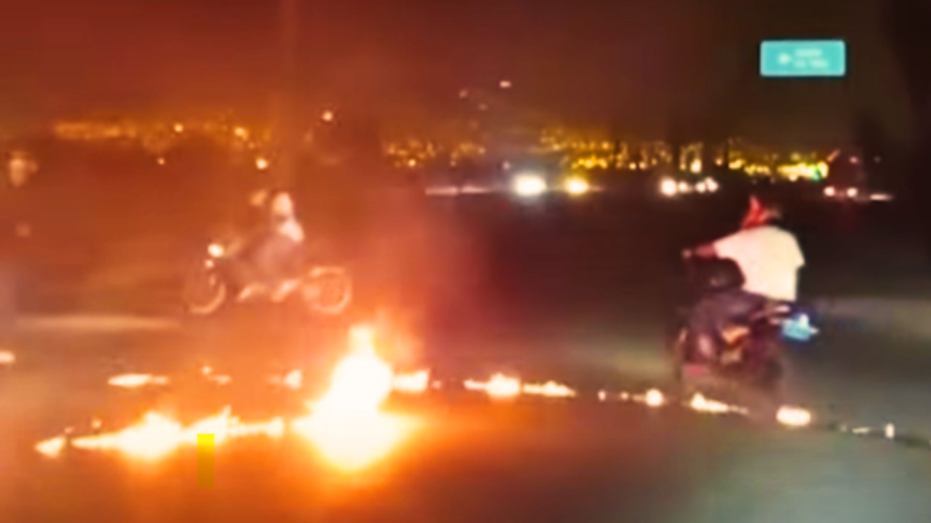 Piques ilegales ahora son con fuego: Motociclistas echan gasolina en pistas de Chorrillos y las prenden en llamas - Infobae