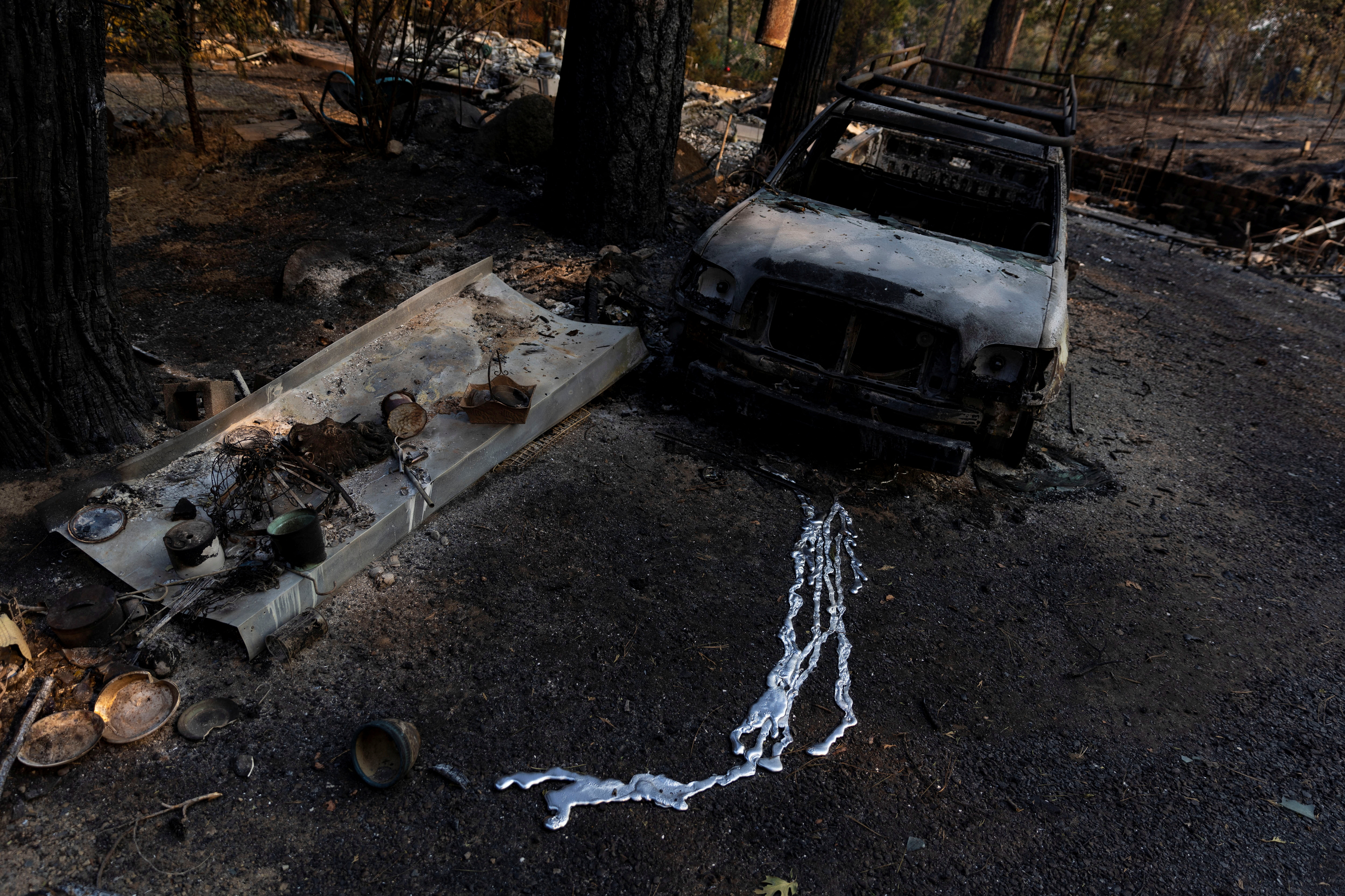 El metal derretido de un vehículo quemado se ve cuando Oak Fire quema áreas cerca de Darrah en el condado de Mariposa, California, EE. UU., 24 de julio de 2022.REUTERS/Carlos Barria