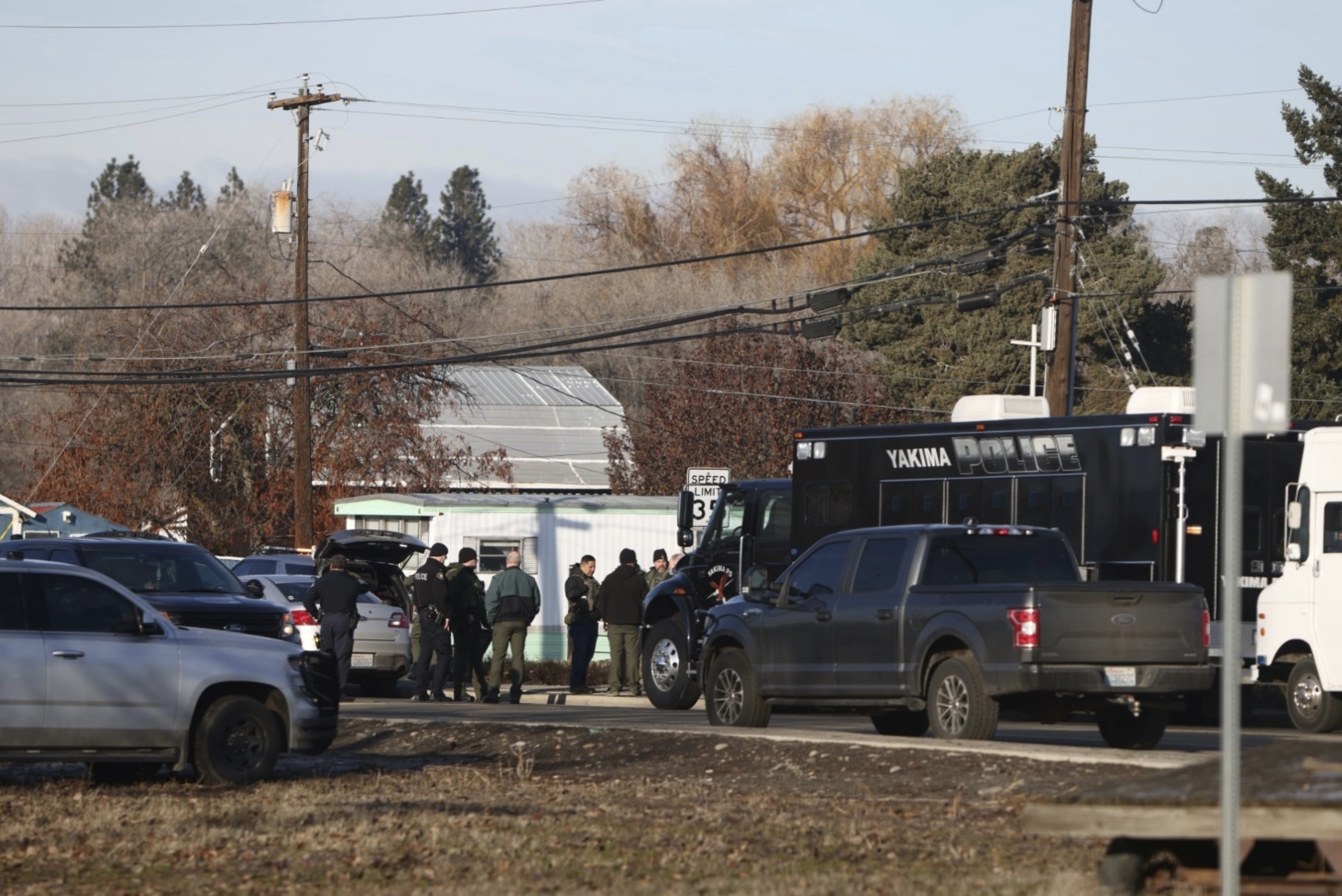 The Police surrounded the area to advance with the investigation and find the fugitive (AP)