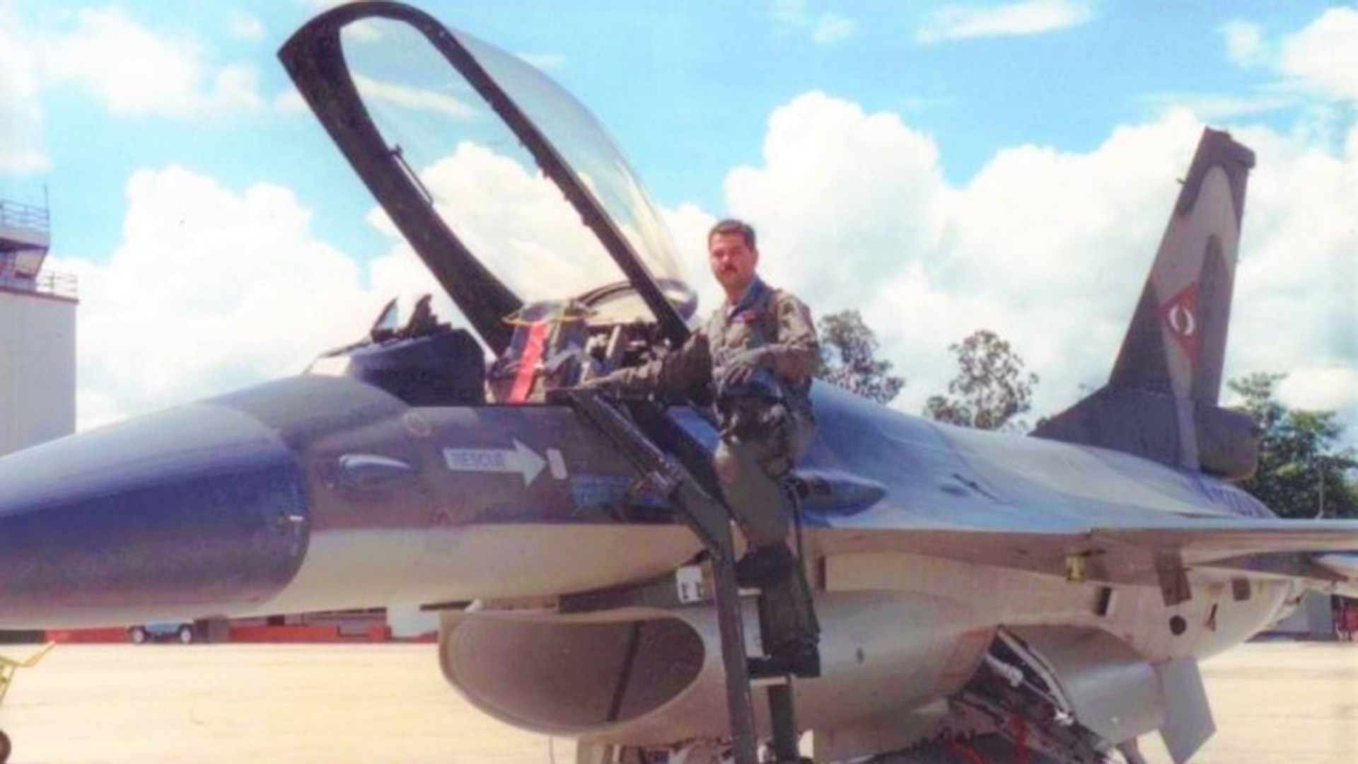 “Nos salvamos porque Dios es aviador también”: el relato de uno de los dos pilotos de los F16 que enfrentaron a 96 aviones en el Golpe Militar en 1992
