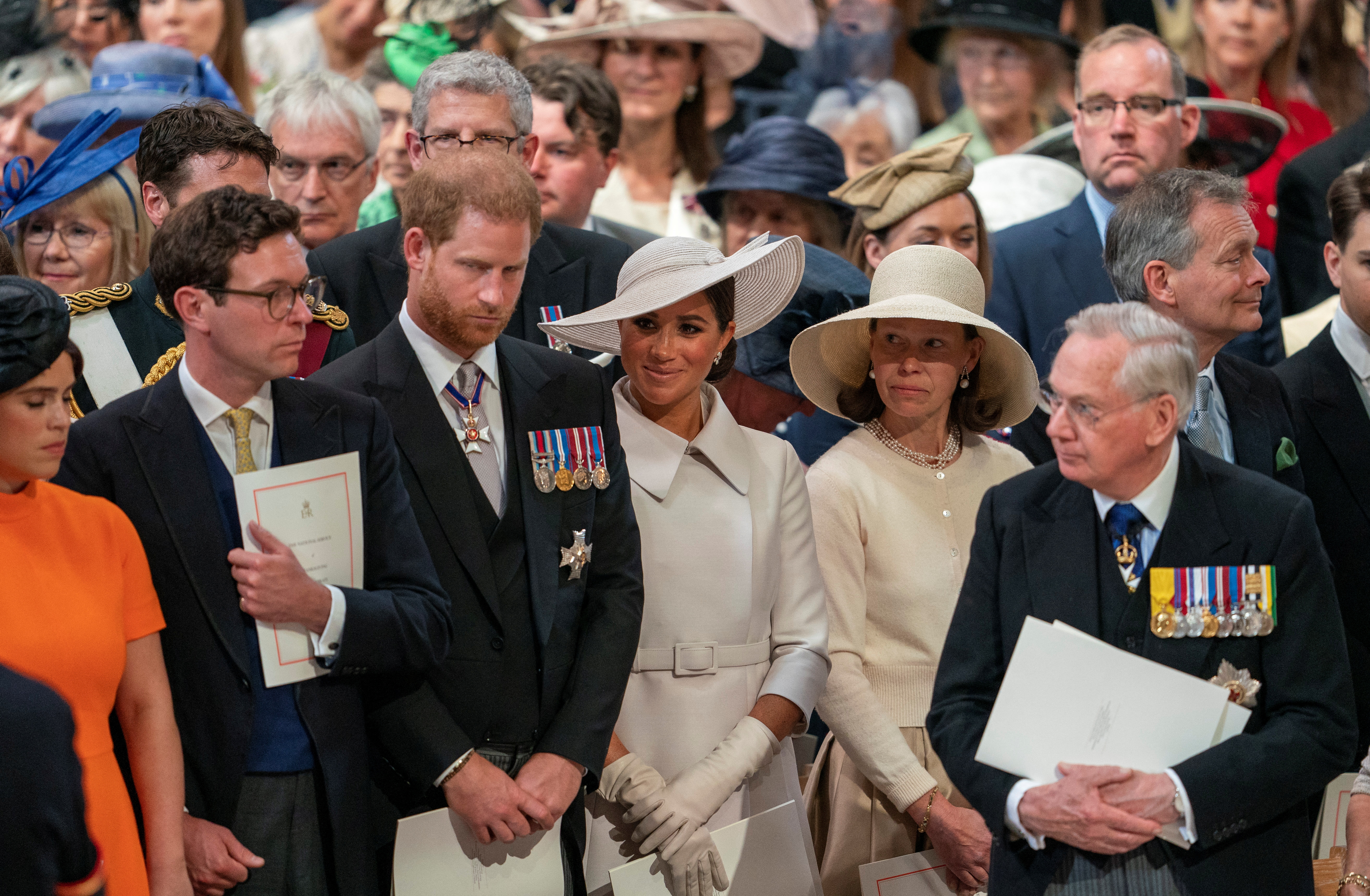 La princesa Eugenia de Gran Bretaña, su esposo, Jack Brooksbank, el príncipe Harry, Meghan, duquesa de Sussex y Lady Sarah asisten en la Catedral de San Pablo, durante las celebraciones del Jubileo (Reuters)