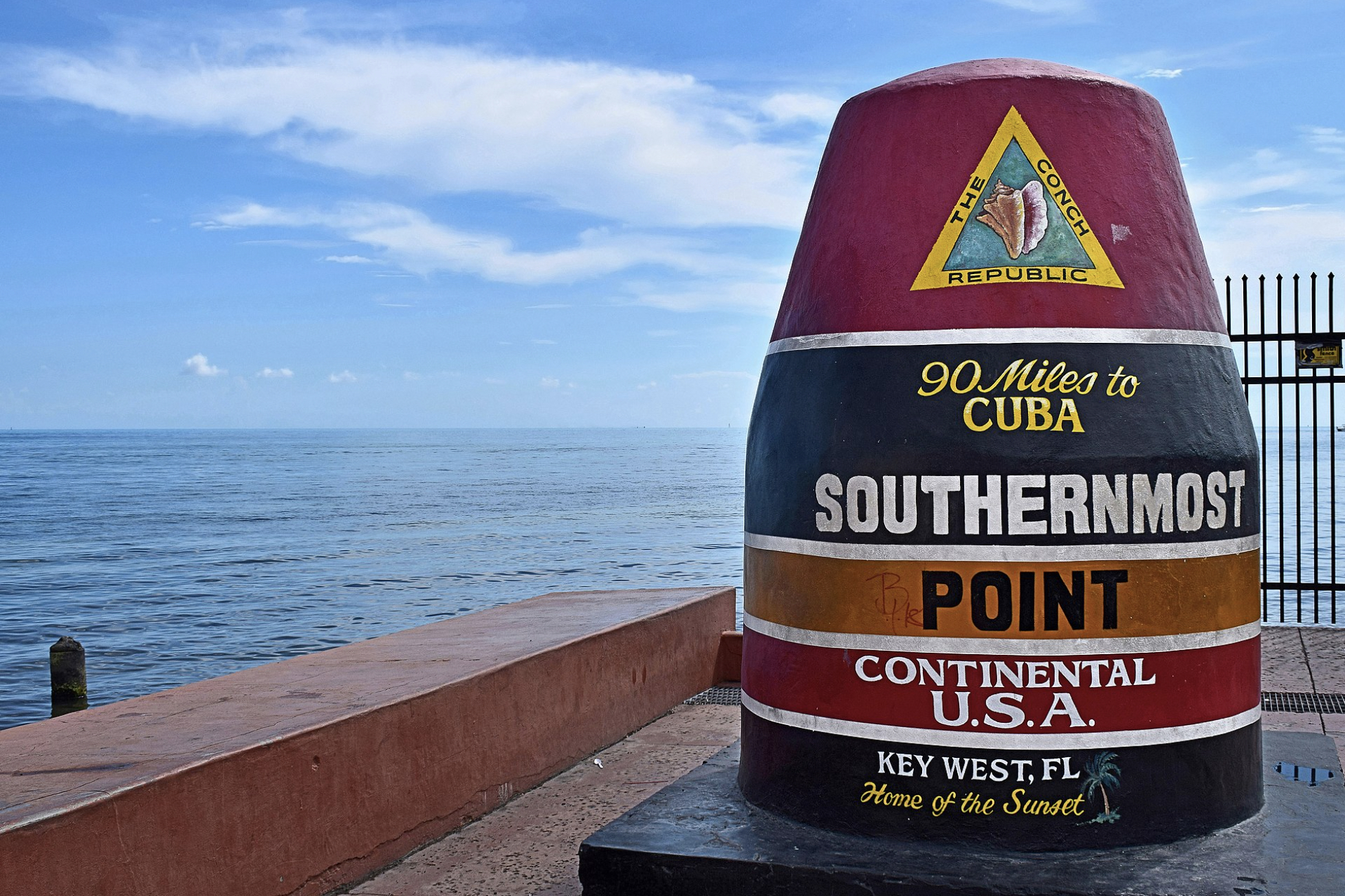 La boya indica que Cuba está a 90 millas. (Radomianin / CC BY-SA 4.0)
