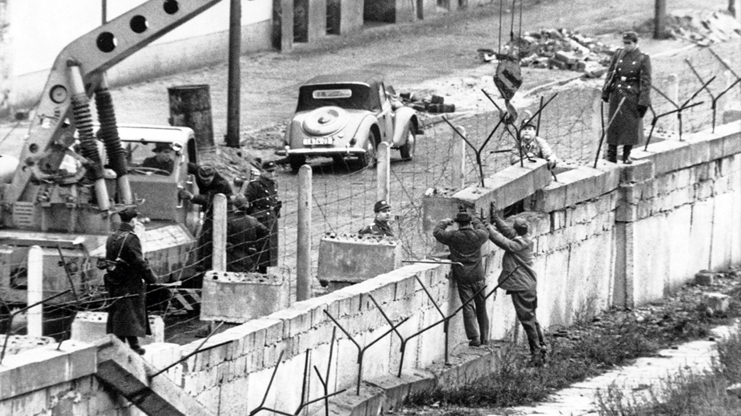 El 13 de agosto de 1961, camiones pesados soviéticos descargaron en la tácita línea fronteriza que dividía a Berlín en dos, de un lado el sector soviético y del otro el sector administrado por Estados Unidos, Gran Bretaña, Francia y Canadá, victoriosos todos en la Segunda Guerra