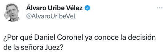 El exsenador Álvaro Uribe cuestionó a Daniel Coronell por sus comentarios sobre la audiencia de preclusión de su proceso. Crédito: @AlvaroUribeVel / Twitter