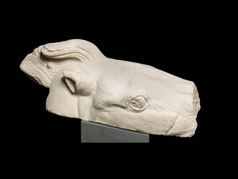 Uno de los tres fragmentos de esculturas del Partenón, que están expuestos en los Museos Vaticanos y que el Papa Francisco ordenó devolver a Grecia (Vatican Museum/Handout via REUTERS)