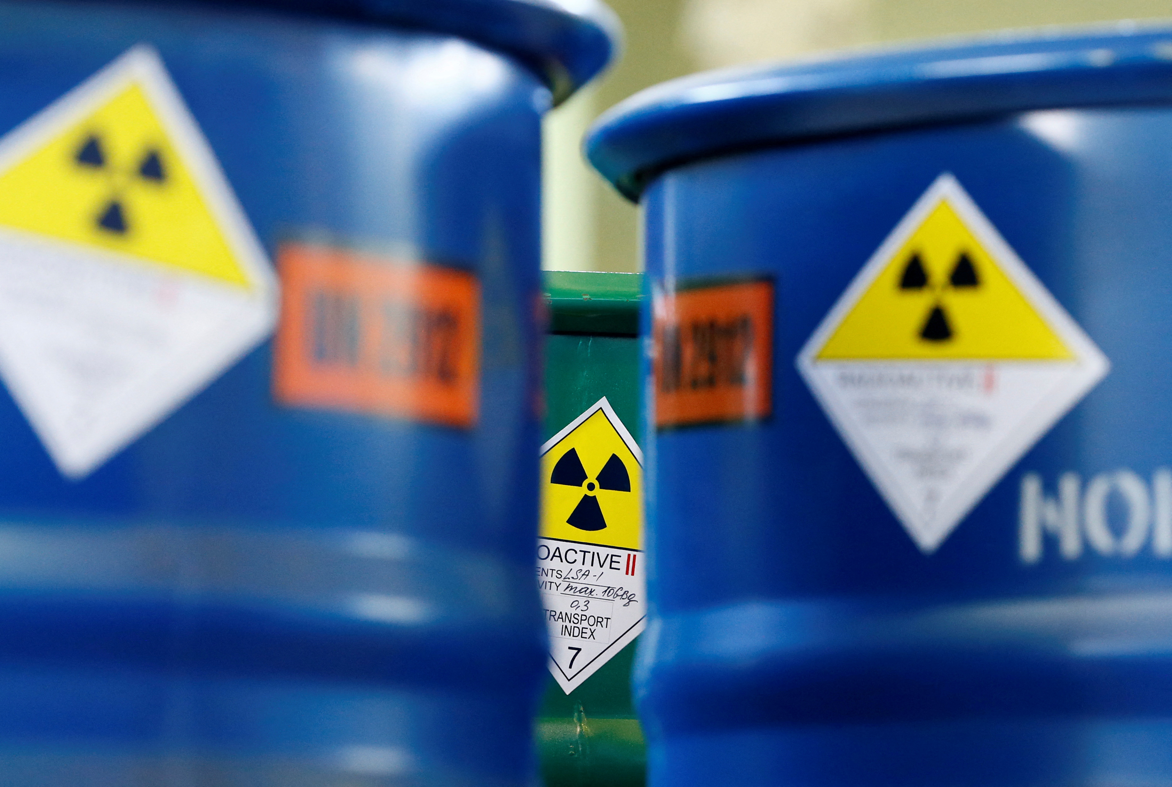 Archivo: Barriles con óxido de uranio (REUTERS/Shamil Zhumatov)