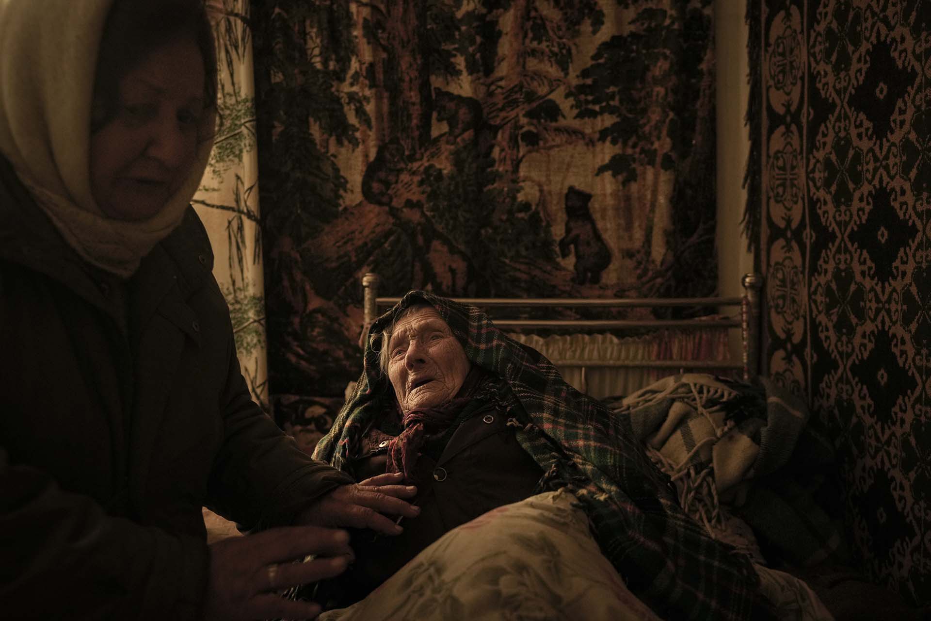 Los civiles siguen sufriendo el combate. Motria Oleksiienko, una anciana de 99 años, en una habitación sin calefaccción en Andriivka.