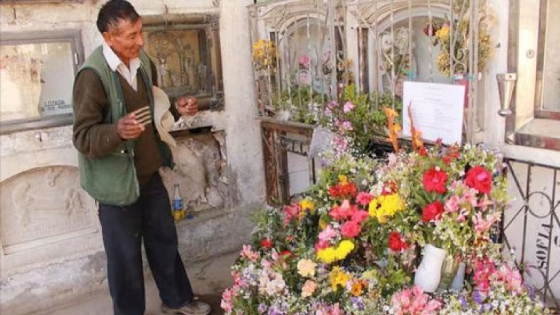 La última morada de Víctor Apaza Quispe es testigo de miles de arreglos florales y regalos (Radio Yaraví)