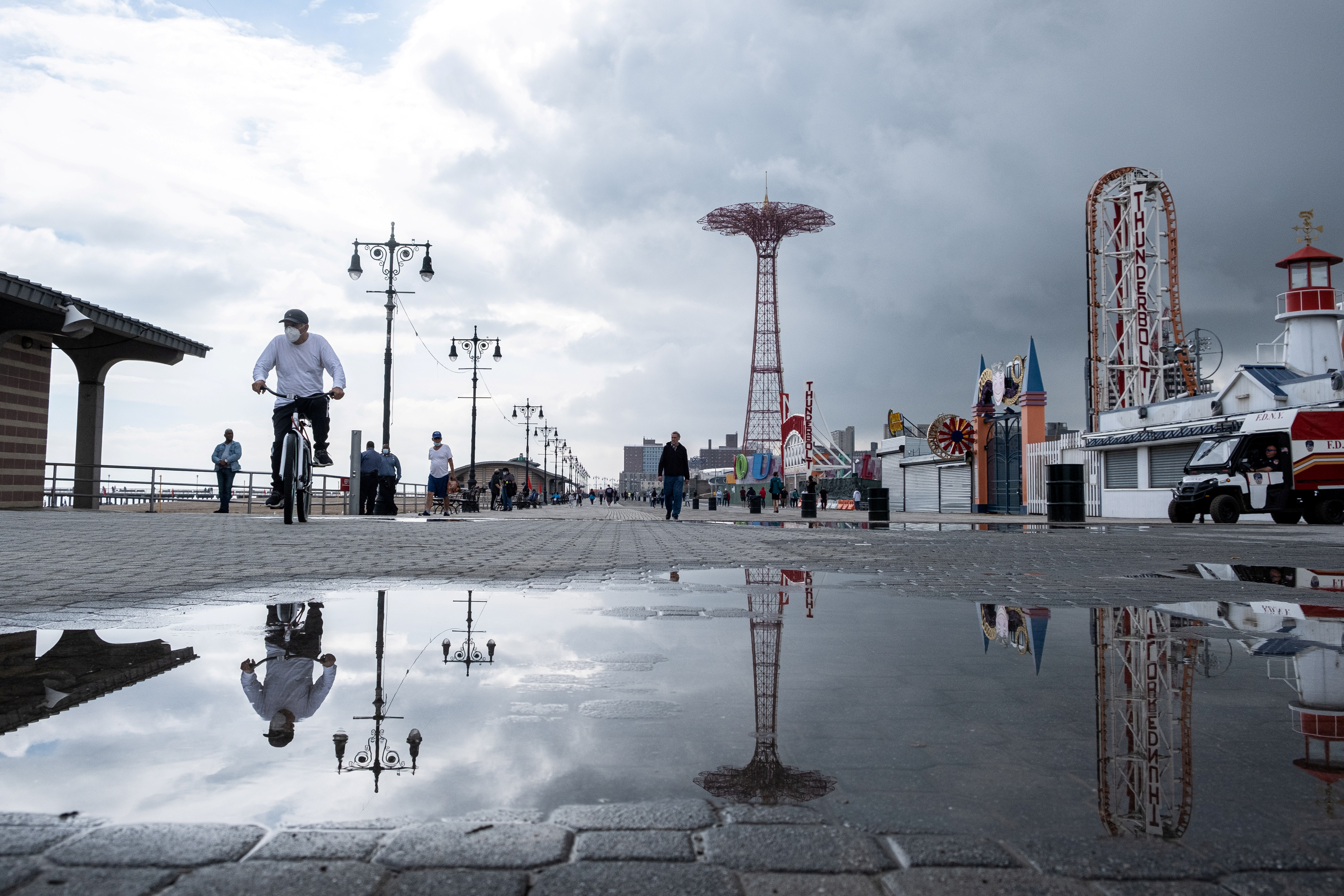 La vista en Coney Island, Brooklyn, sin mucha gente por la lluvia 