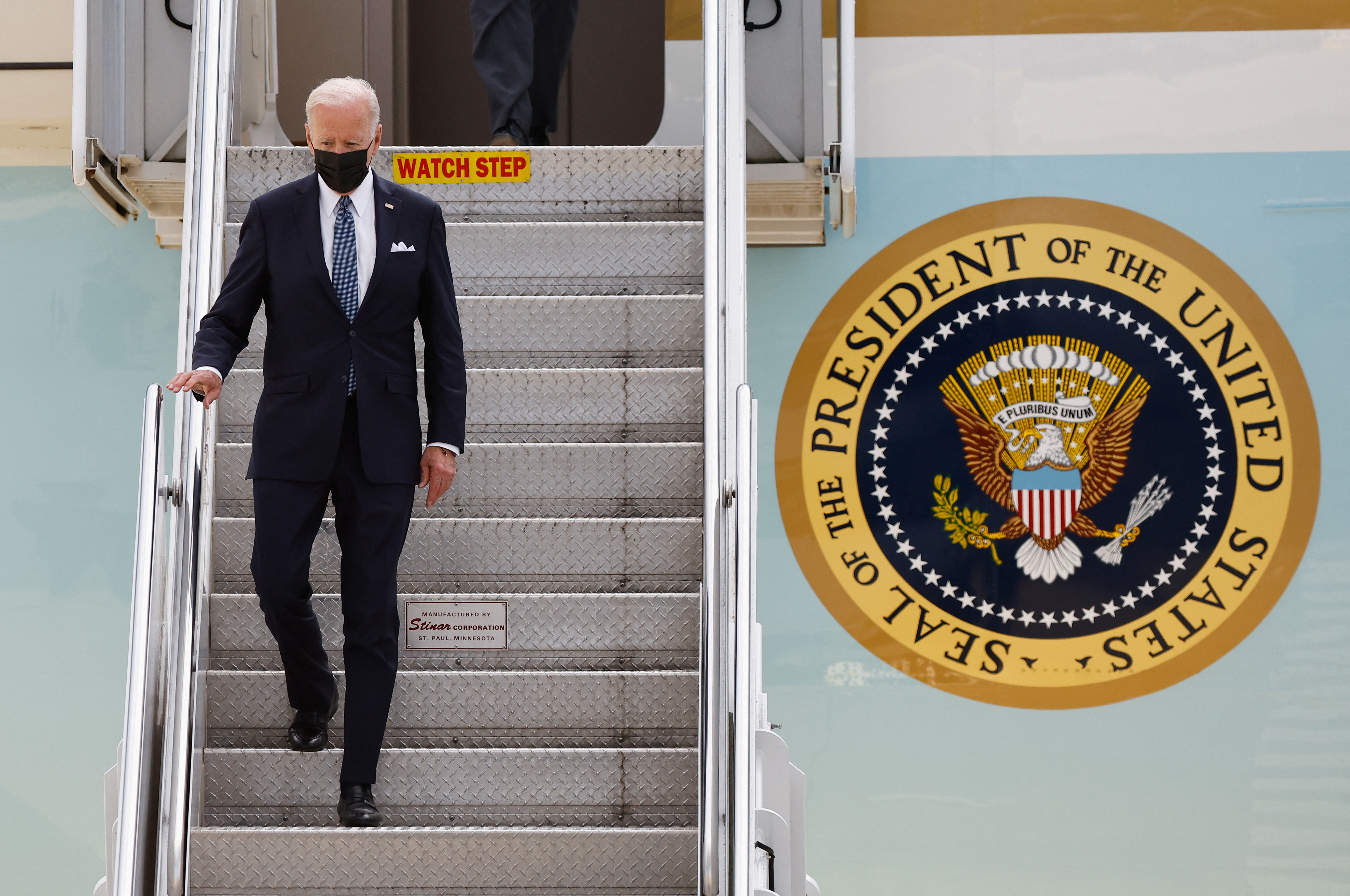 Presiden AS Joe Biden tiba di atas Air Force One di Pangkalan Udara Yokota AS di Fussa, di luar Tokyo, Jepang, 22 Mei 2022. REUTERS/Kim Kyung-Hoon