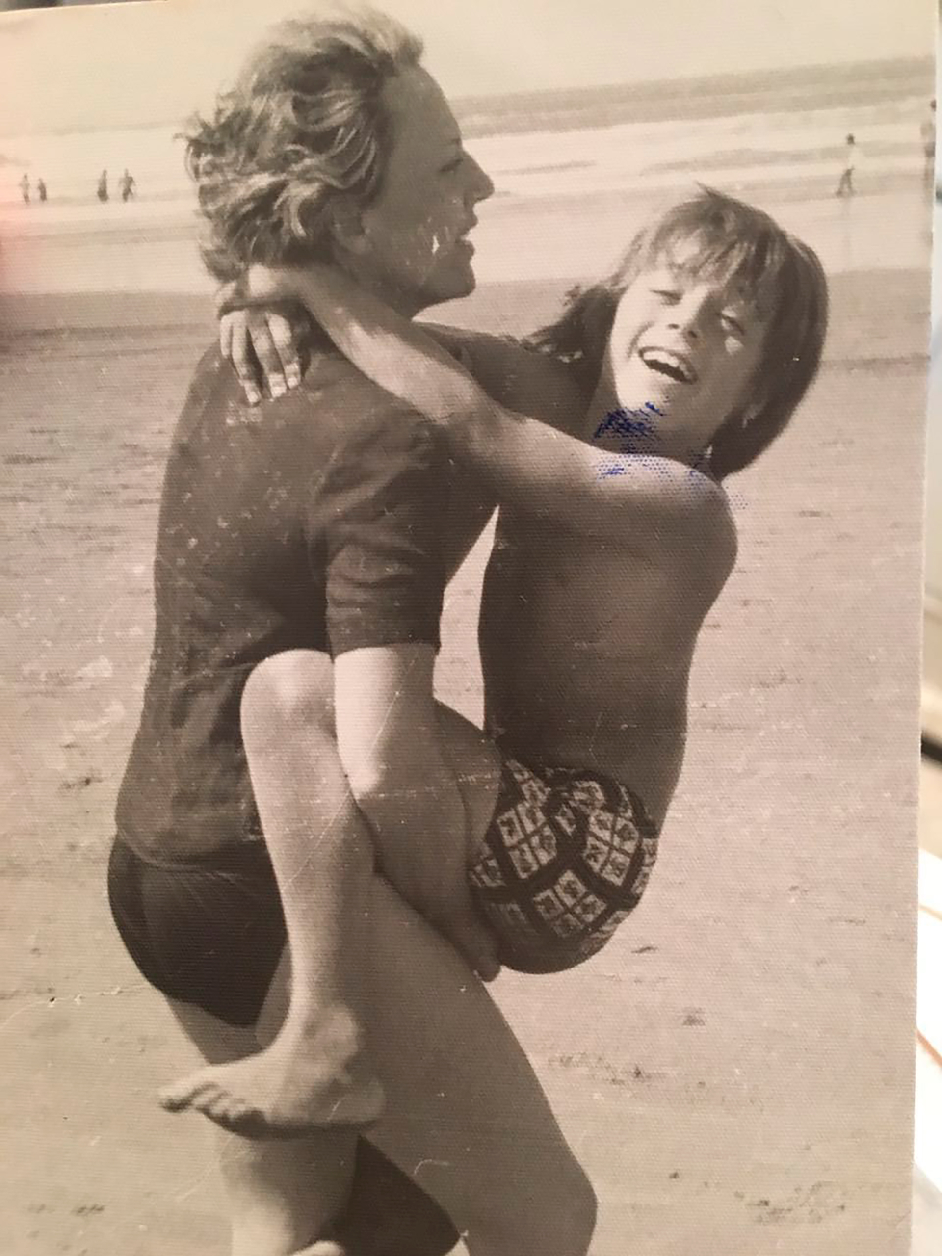Germán Martitegui y su mamá durante sus largas tardes de juegos en las playas de Necochea. Suele volver de vacaciones a esa ciudad, donde visita el Mercado de Productores o pasea por el Parque Miguel Lillo