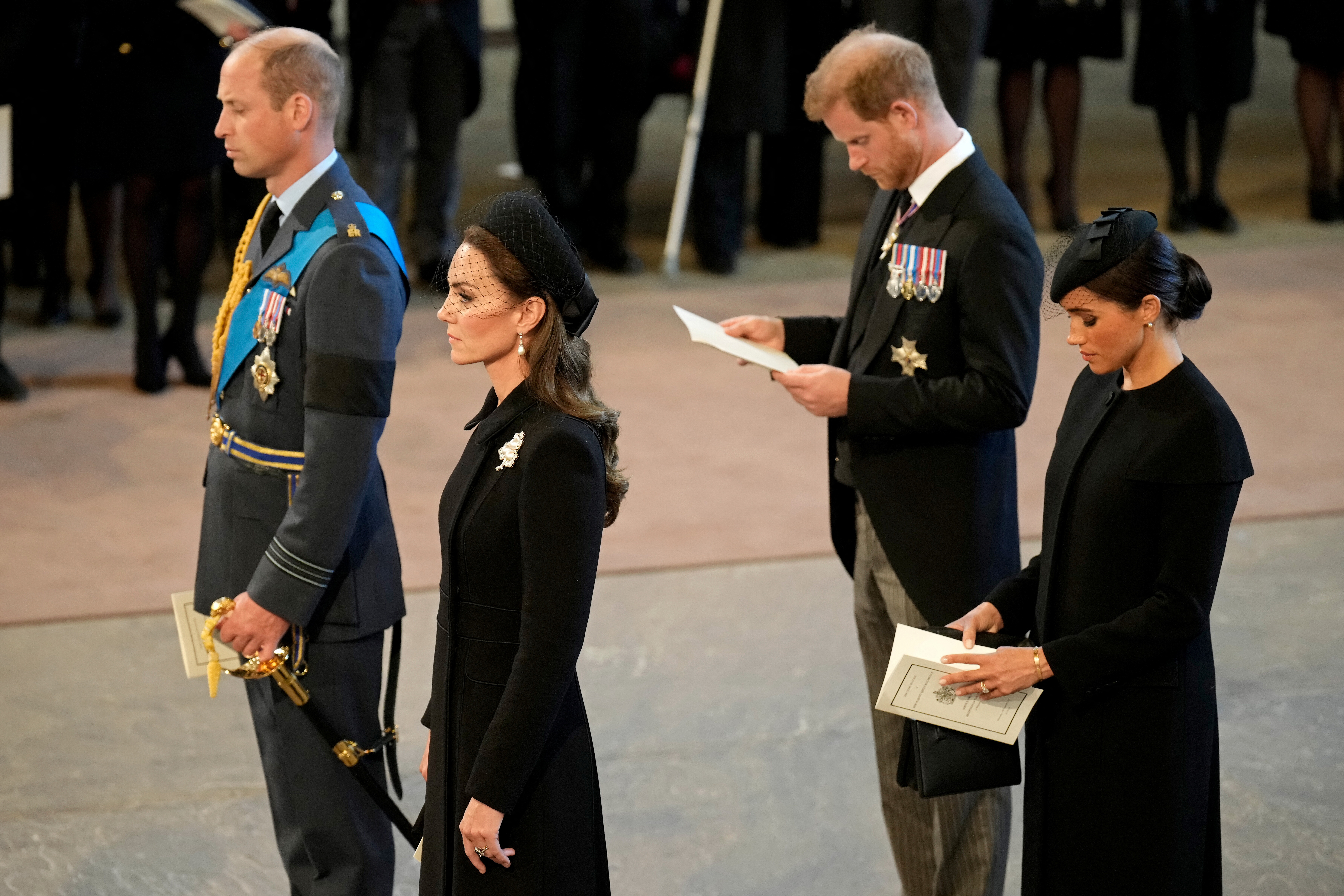 El príncipe William, Kate Middleton y los duques de Sussex en el Palacio de Westminster el 14 de septiembre de 2022 en Londres (Reuters)