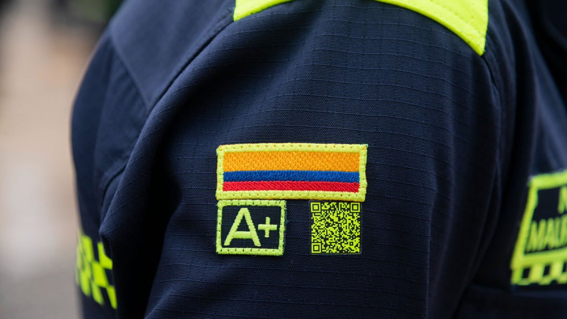 Así es el nuevo código QR que porta el uniforma de la Policía Nacional de Colombia. Foto: PONAL