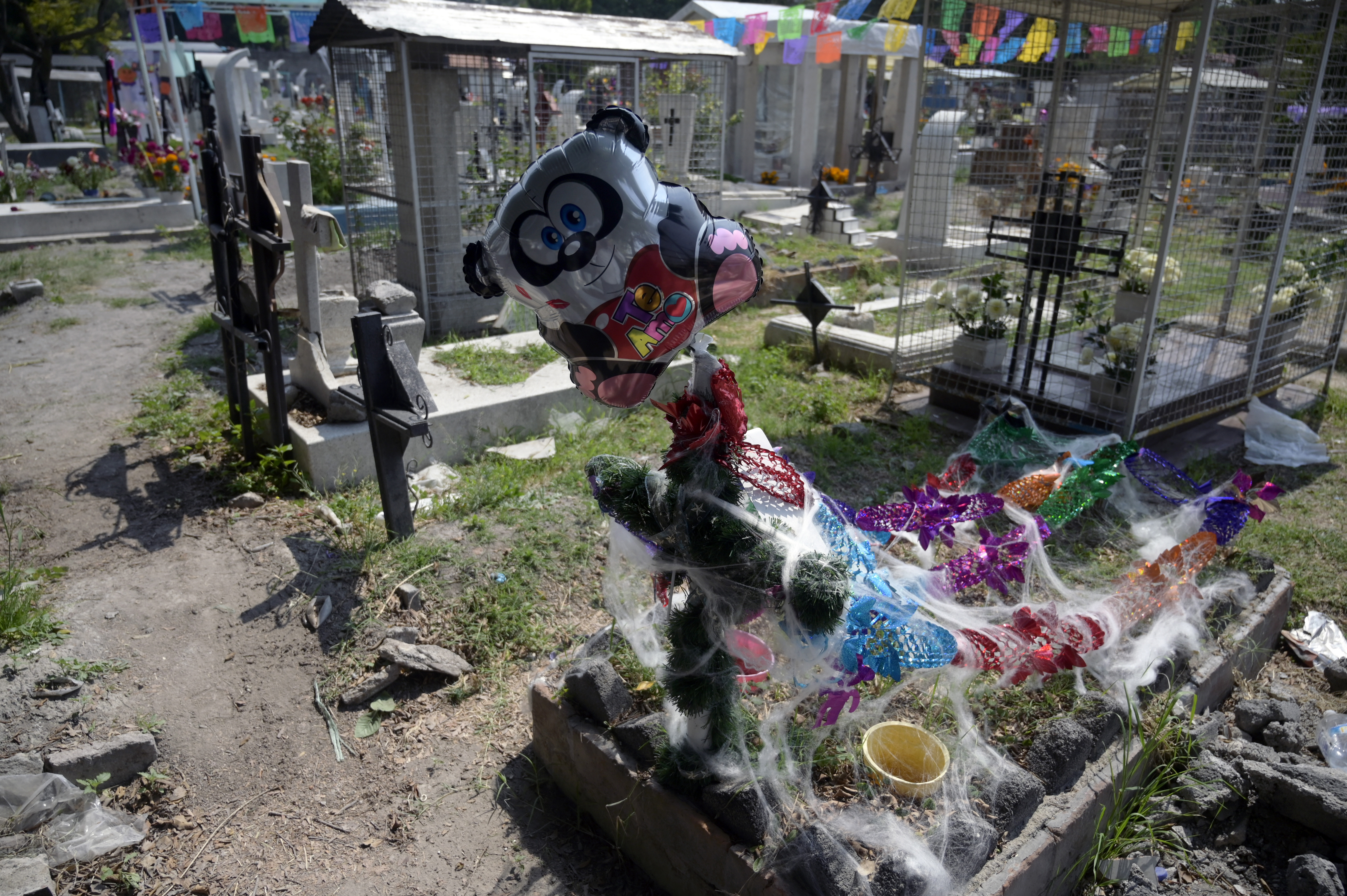 Vista de la tumba decorada antes del Día de Muertos en el Panteón San José, en la Ciudad de México el 28 de octubre de 2020.